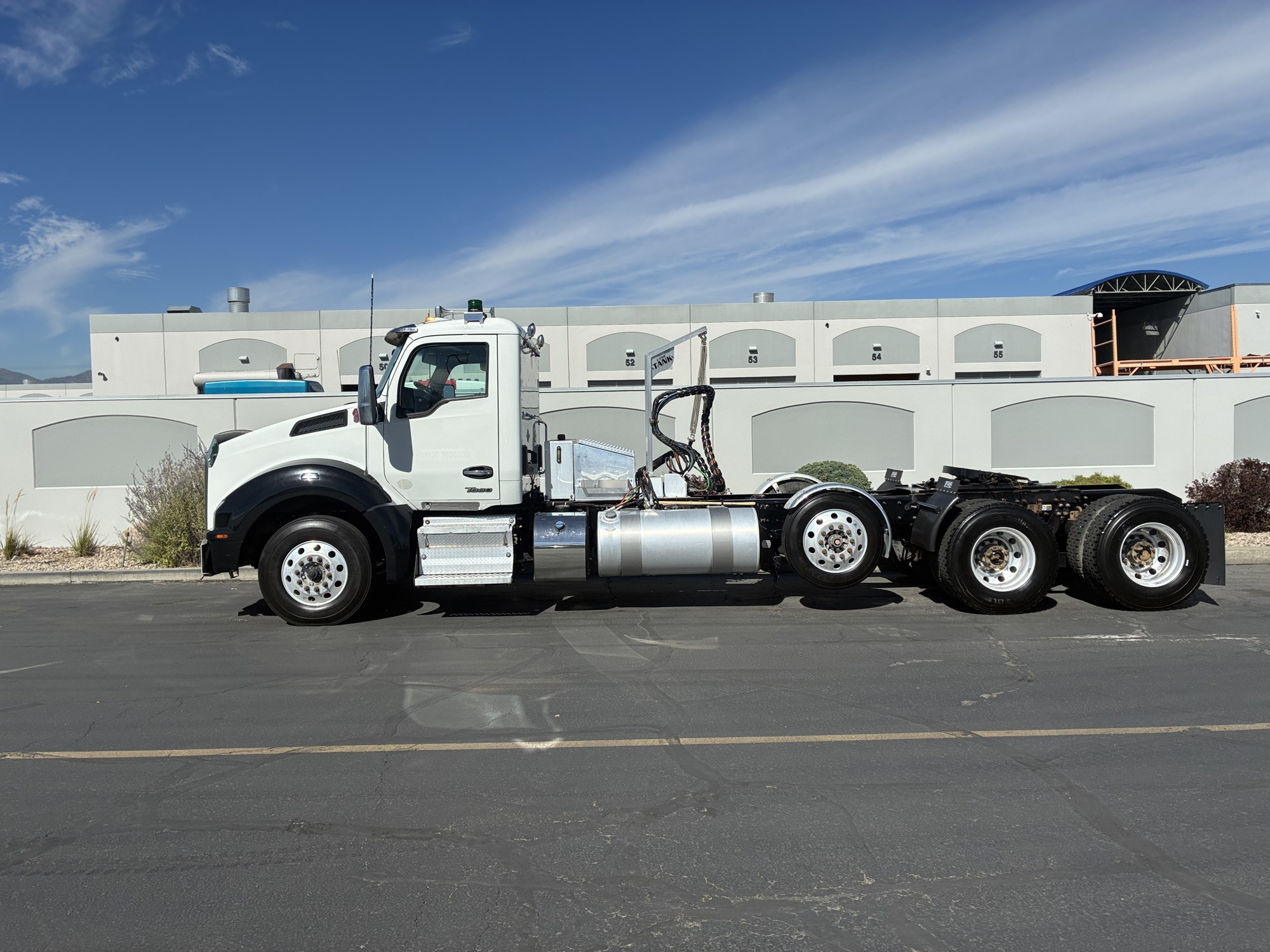 2024 Kenworth T880 - image 1 of 6