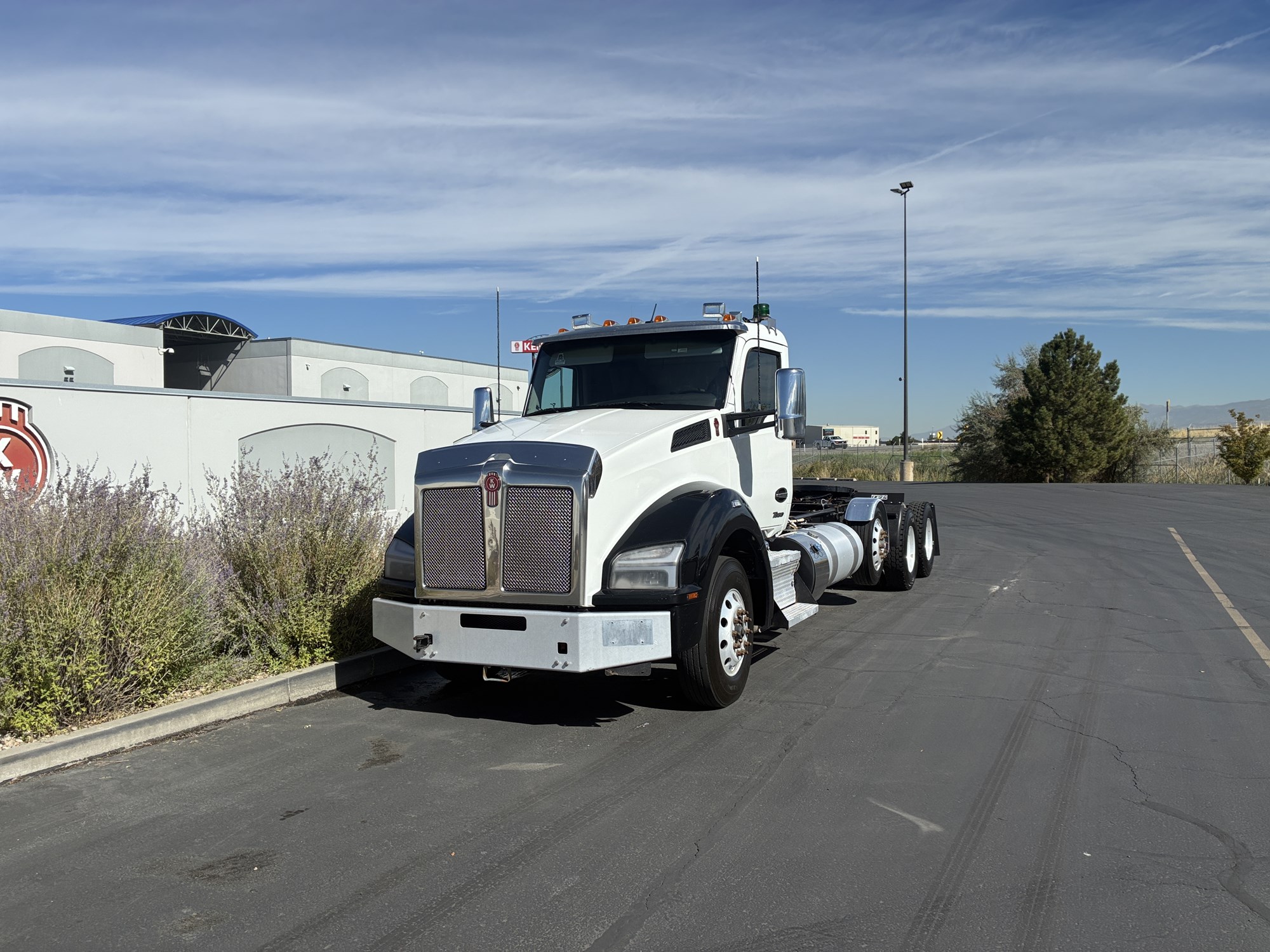 2024 Kenworth T880 - image 2 of 6
