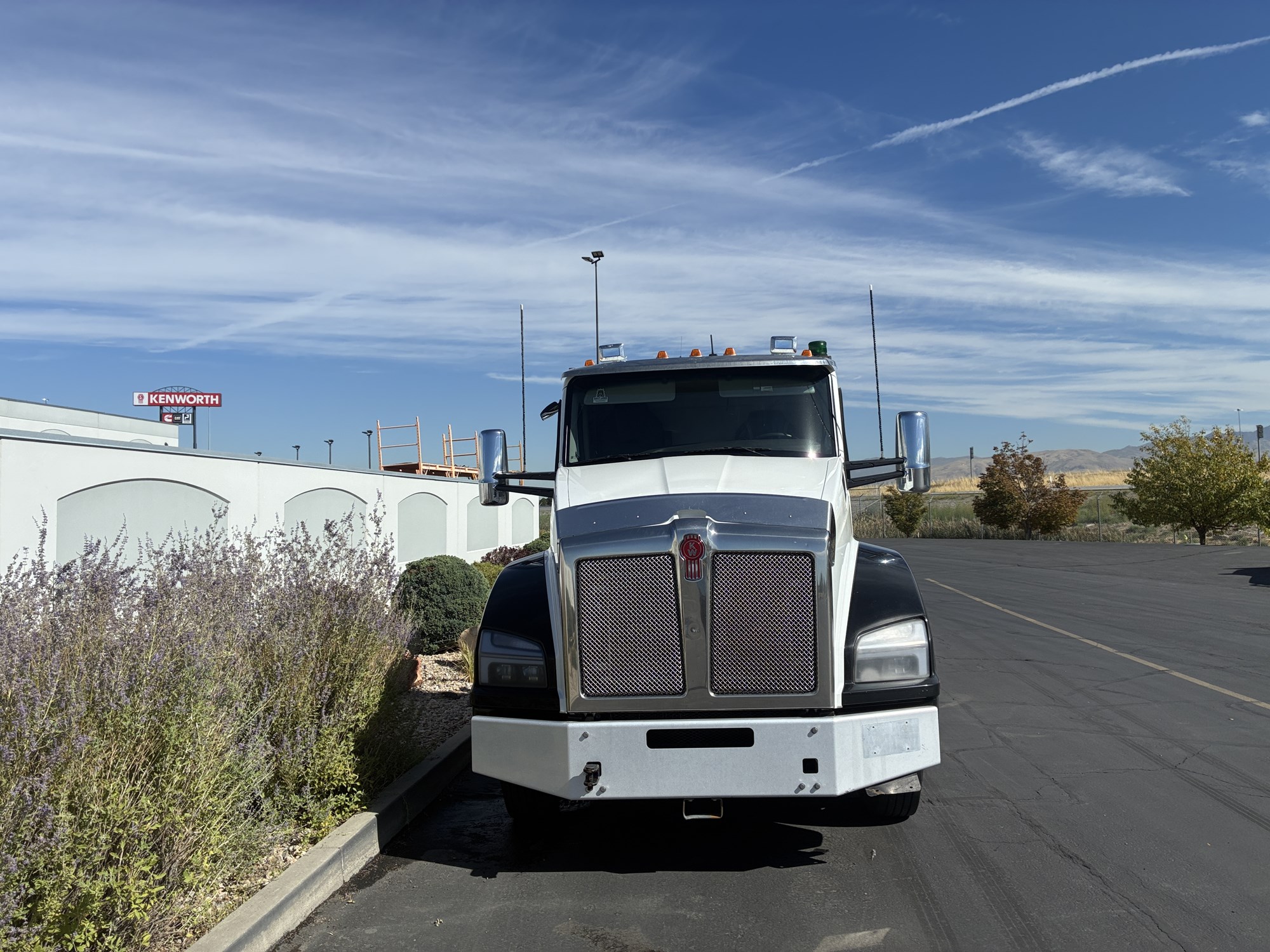 2024 Kenworth T880 - image 3 of 6