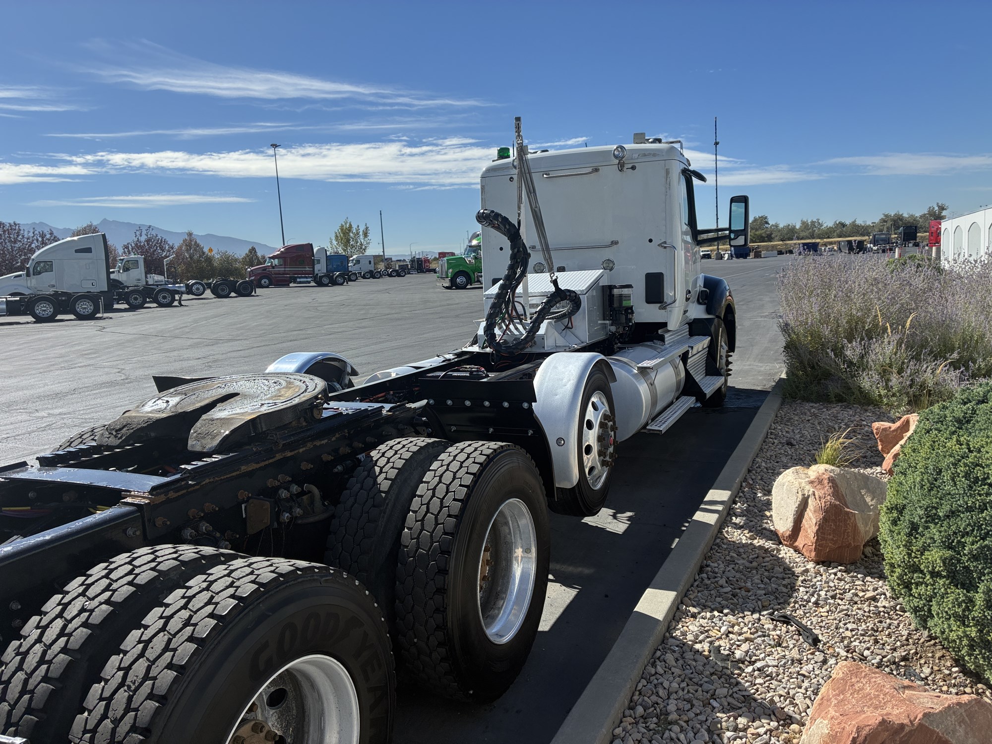 2024 Kenworth T880 - image 5 of 6