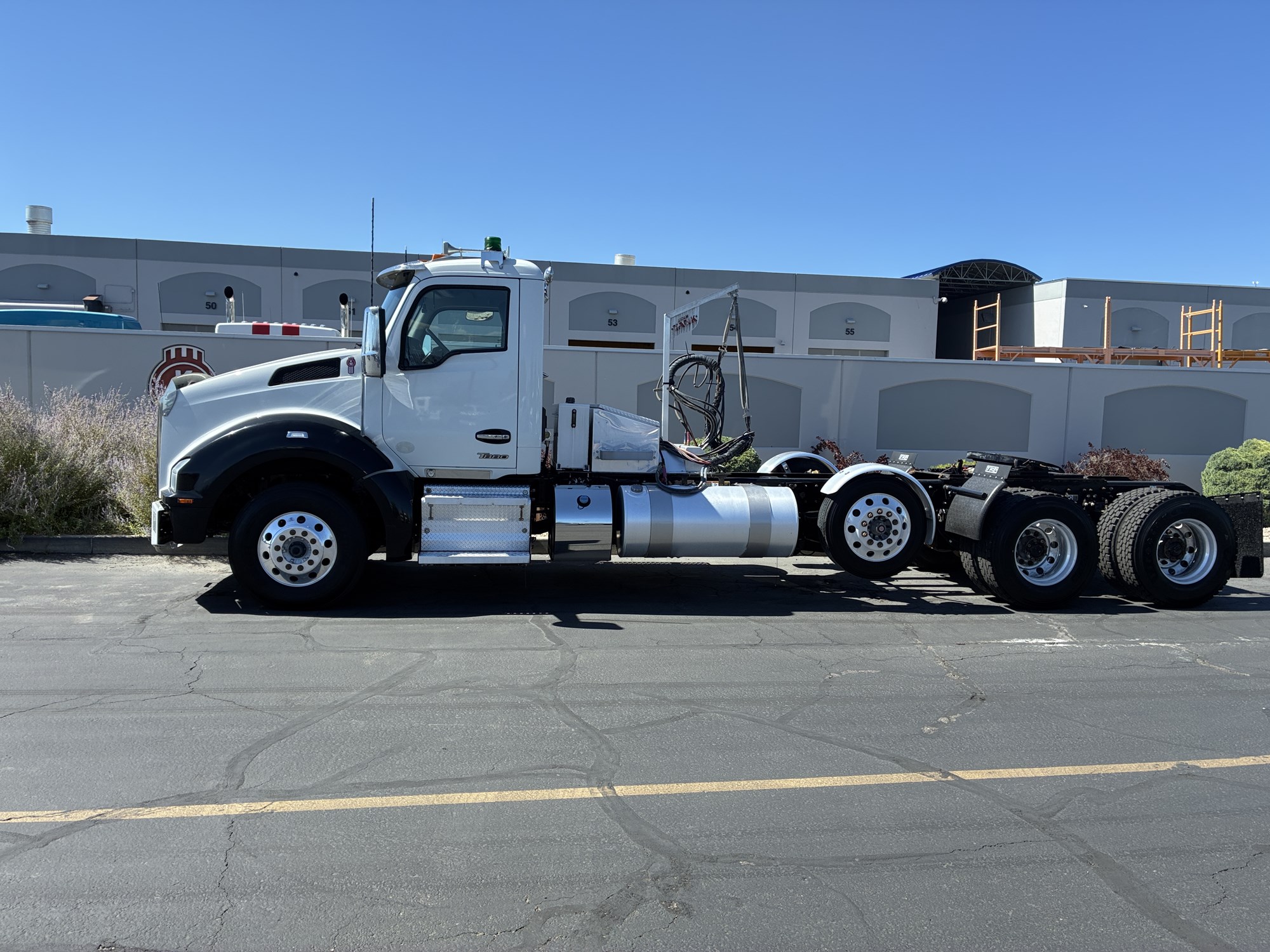 2024 Kenworth T880 2024 Kenworth T880 - image 1 of 6