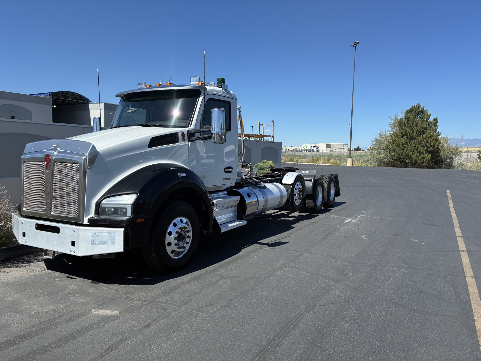 2024 Kenworth T880 2024 Kenworth T880 - image 2 of 6
