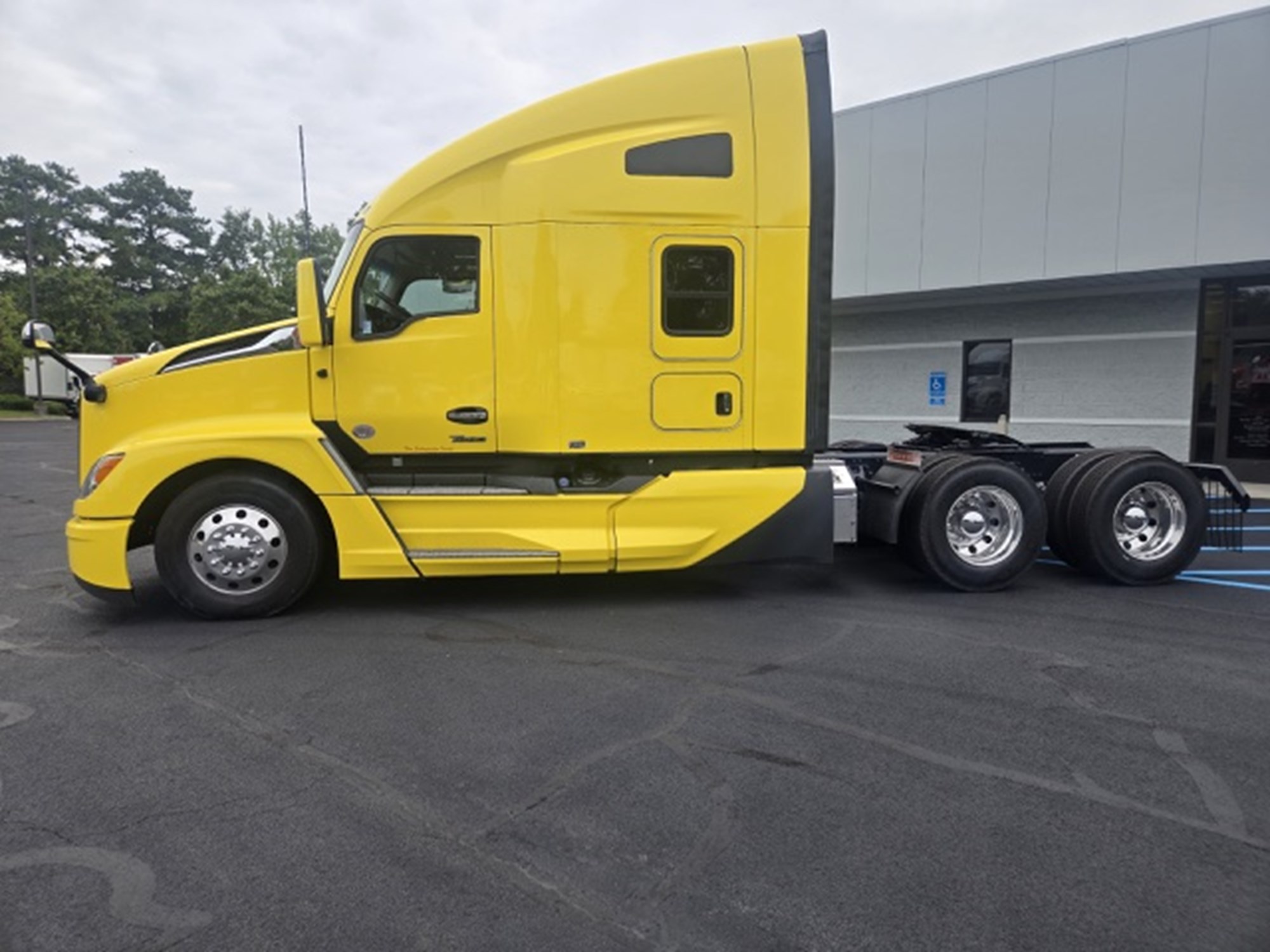 2024 Kenworth T680 2024 Kenworth T680 - image 3 of 6