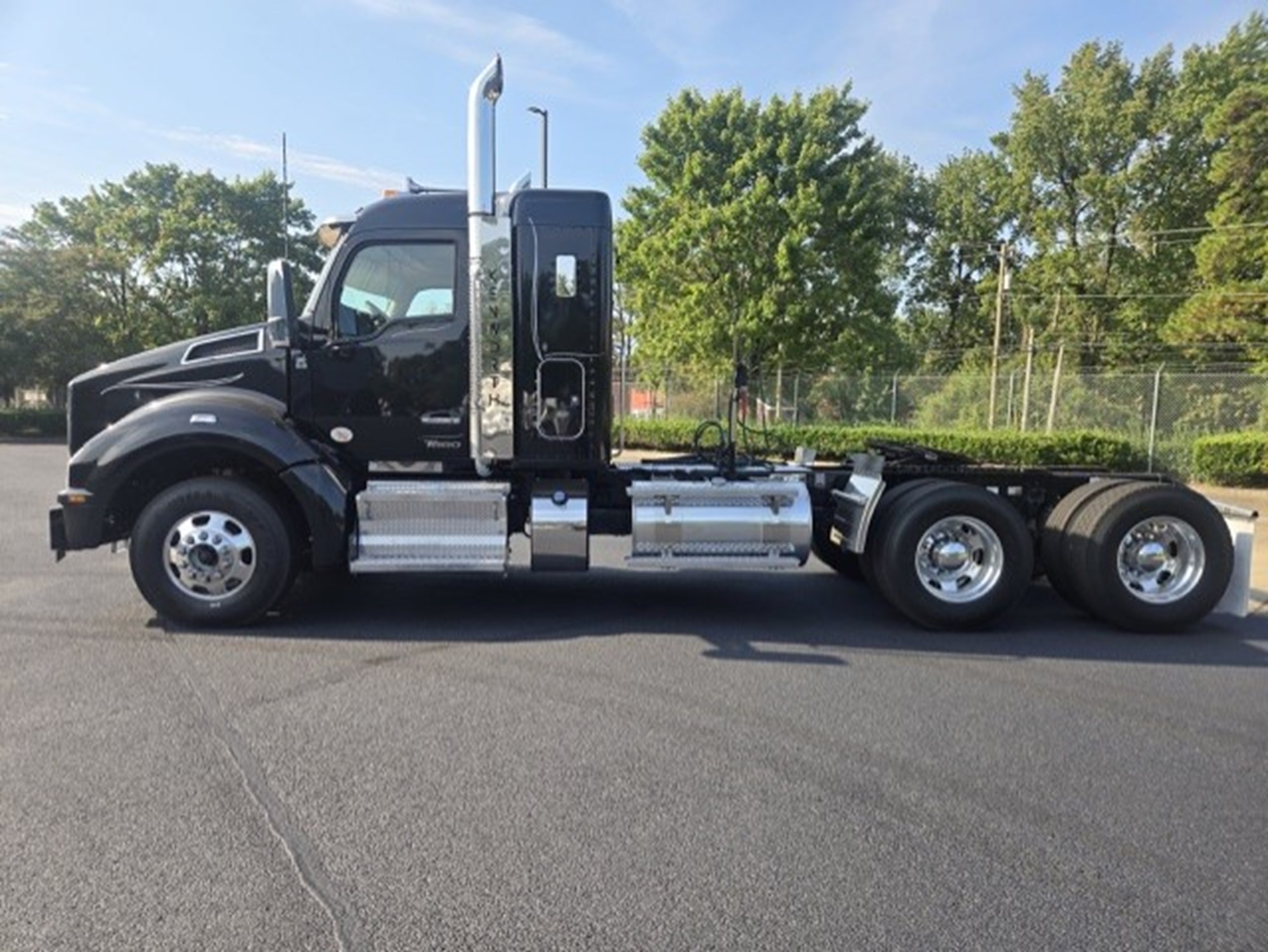 2024 Kenworth T880 2024 Kenworth T880 - image 1 of 6