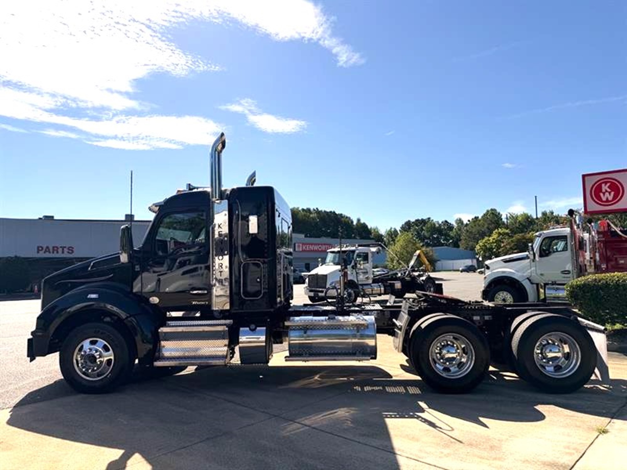 2024 Kenworth T880 - image 2 of 6