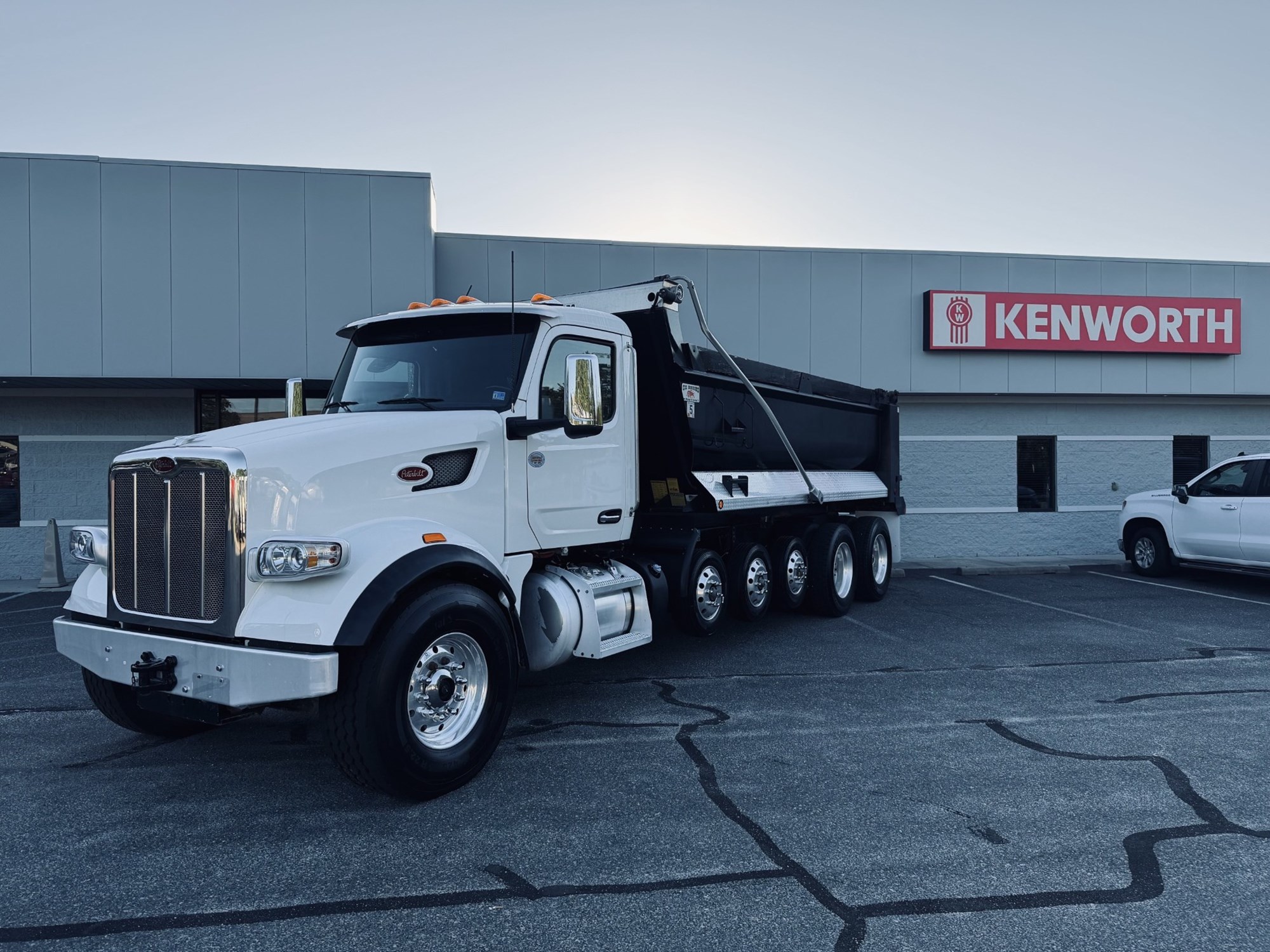 2025 Peterbilt 567 2025 Peterbilt 567 - image 1 of 6