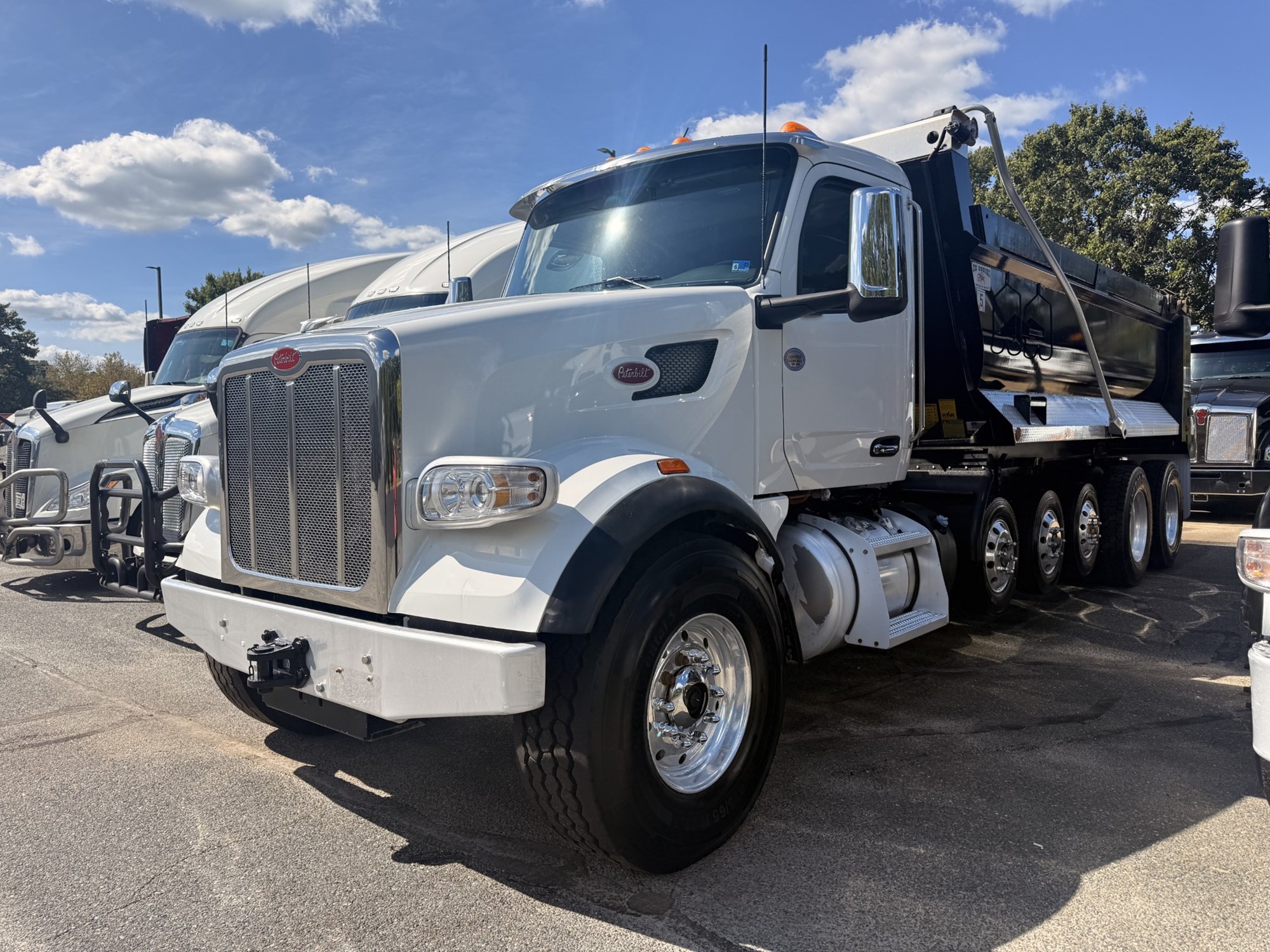 2025 Peterbilt 567 2025 Peterbilt 567 - image 2 of 6