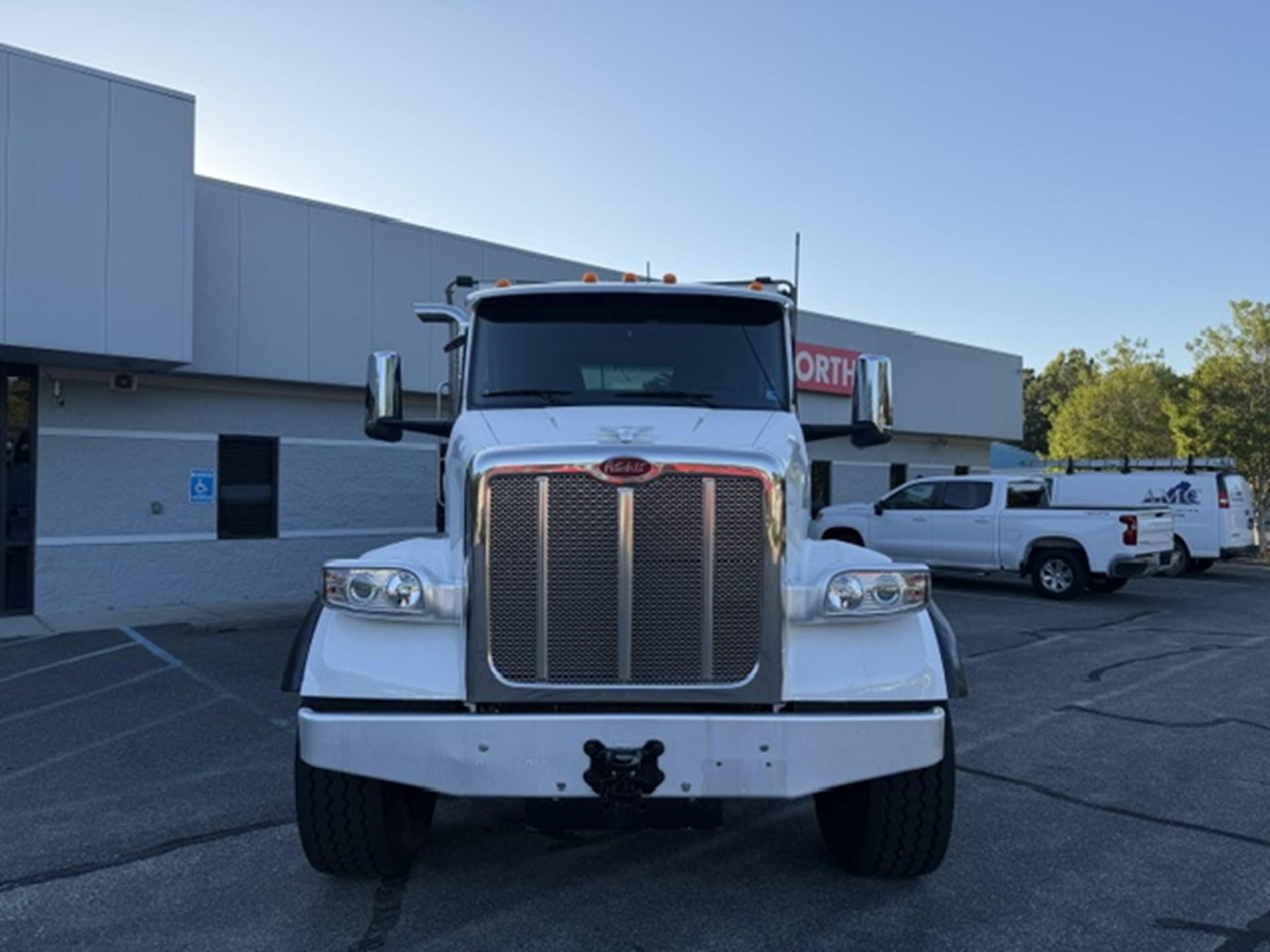 2025 Peterbilt 567 2025 Peterbilt 567 - image 3 of 6