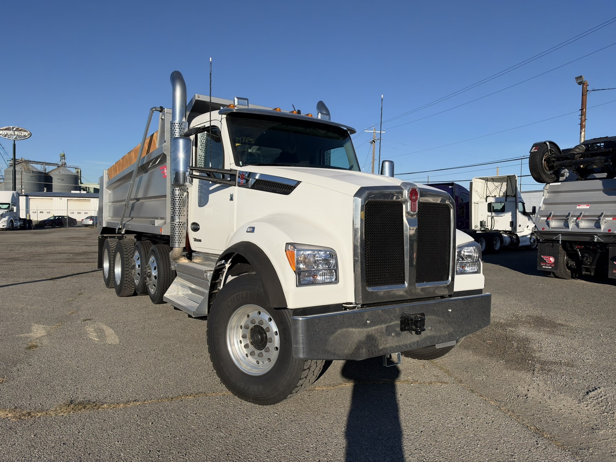 2027 Kenworth T880 2027 Kenworth T880 - image 1 of 6