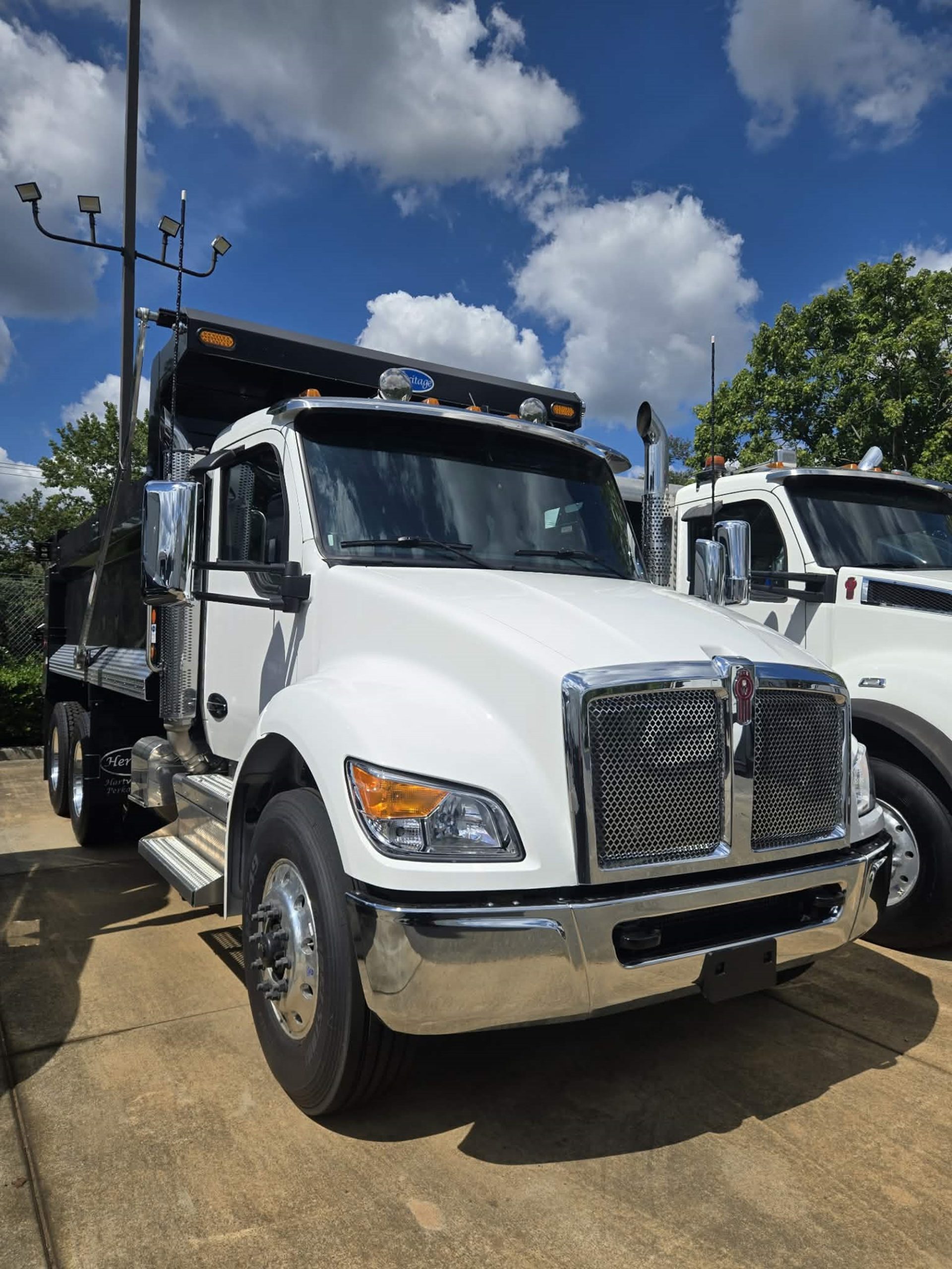 2027 Kenworth T480 2027 Kenworth T480 - image 1 of 5