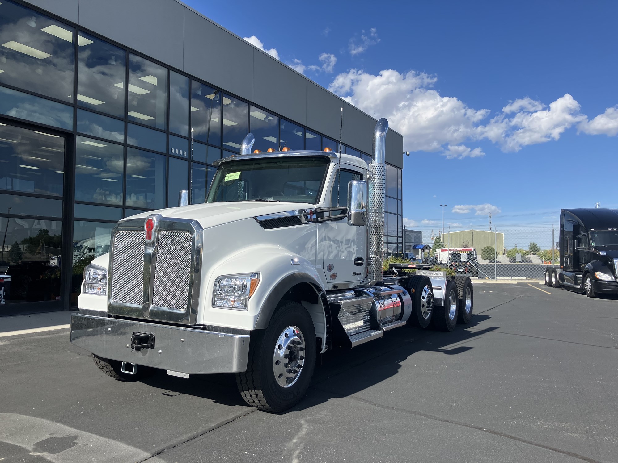 2027 Kenworth T880 2027 Kenworth T880 - image 1 of 6