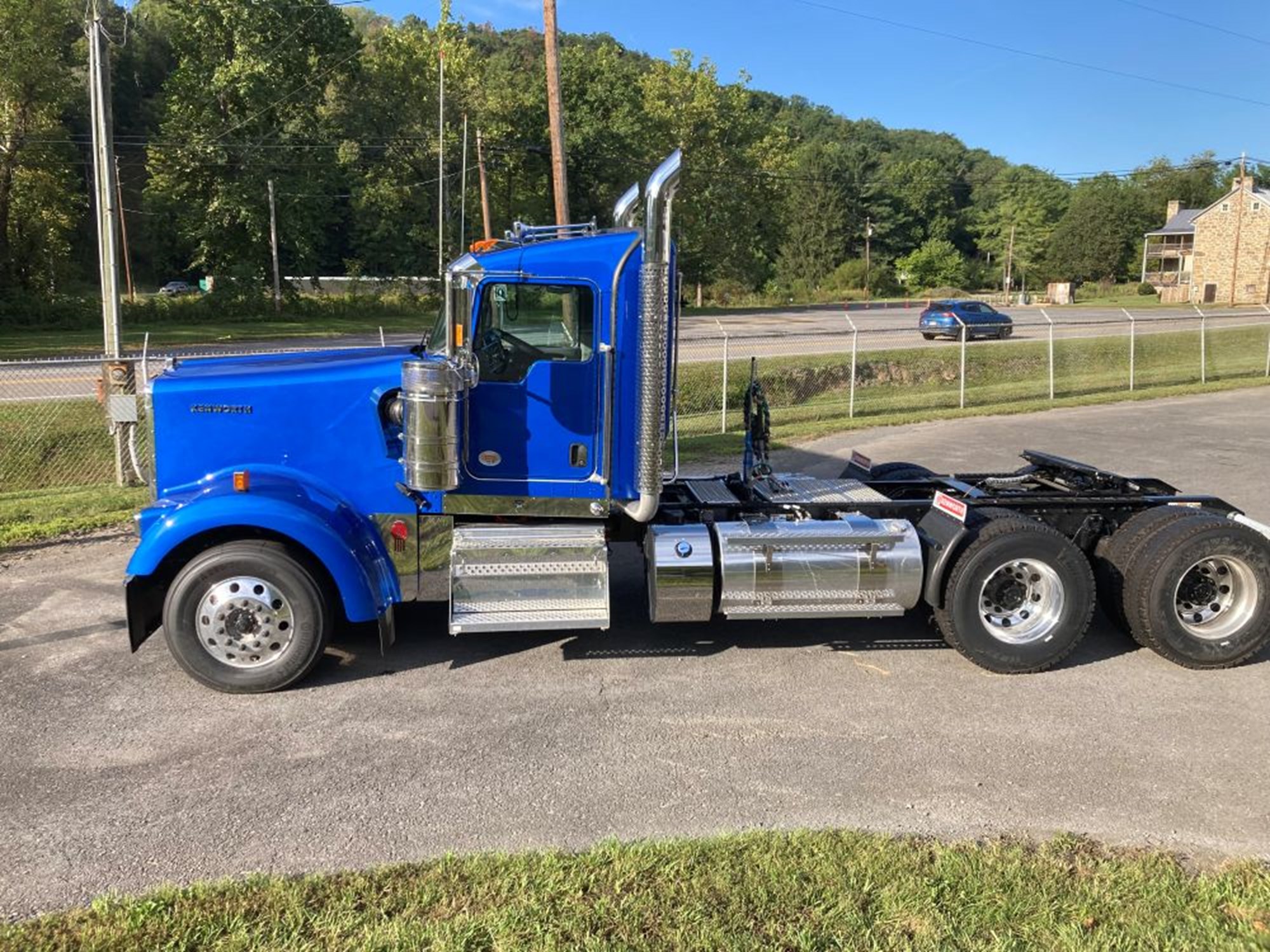 2027 Kenworth W900L 2027 Kenworth W900L - image 1 of 5