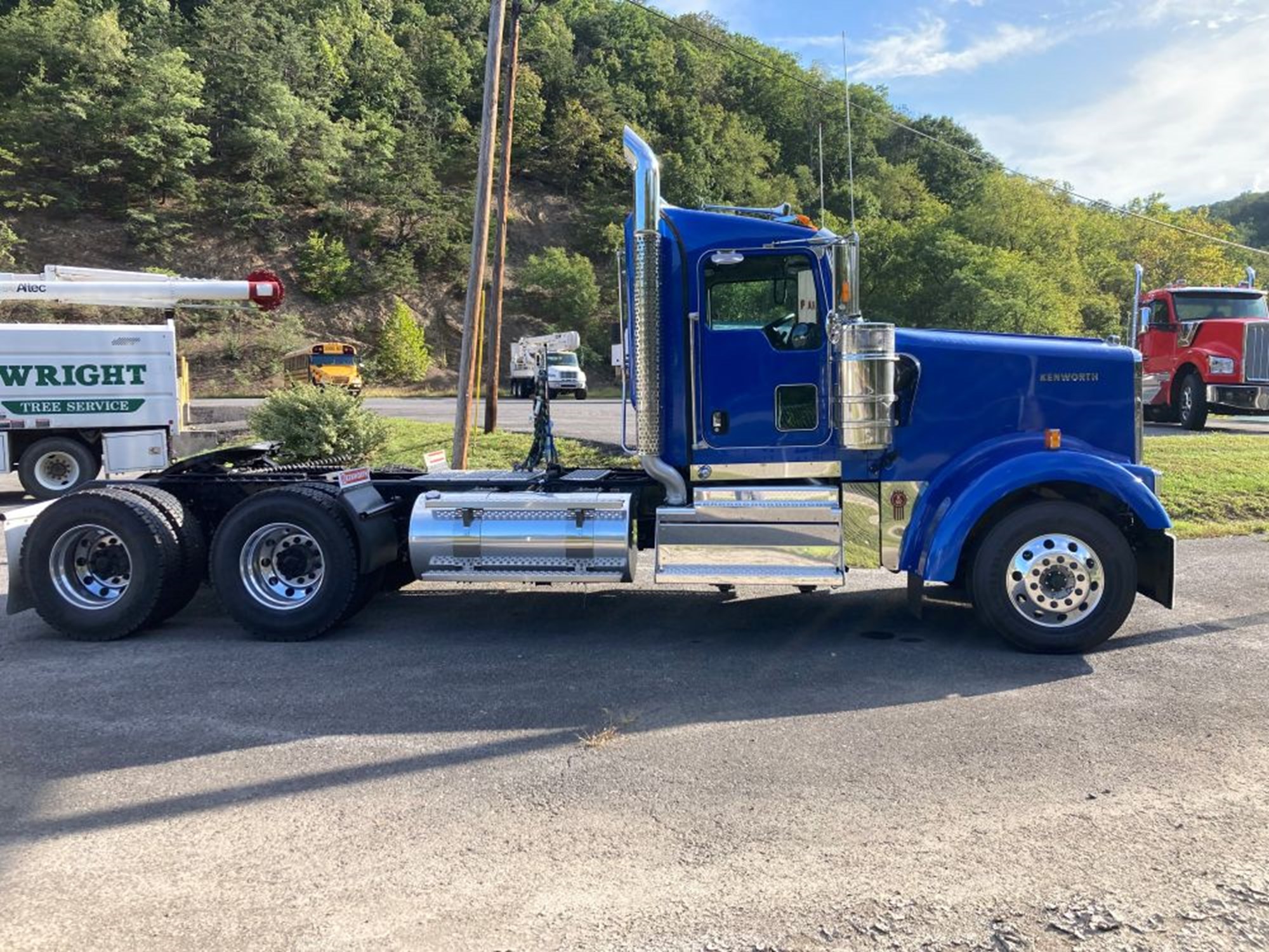 2027 Kenworth W900L 2027 Kenworth W900L - image 3 of 5