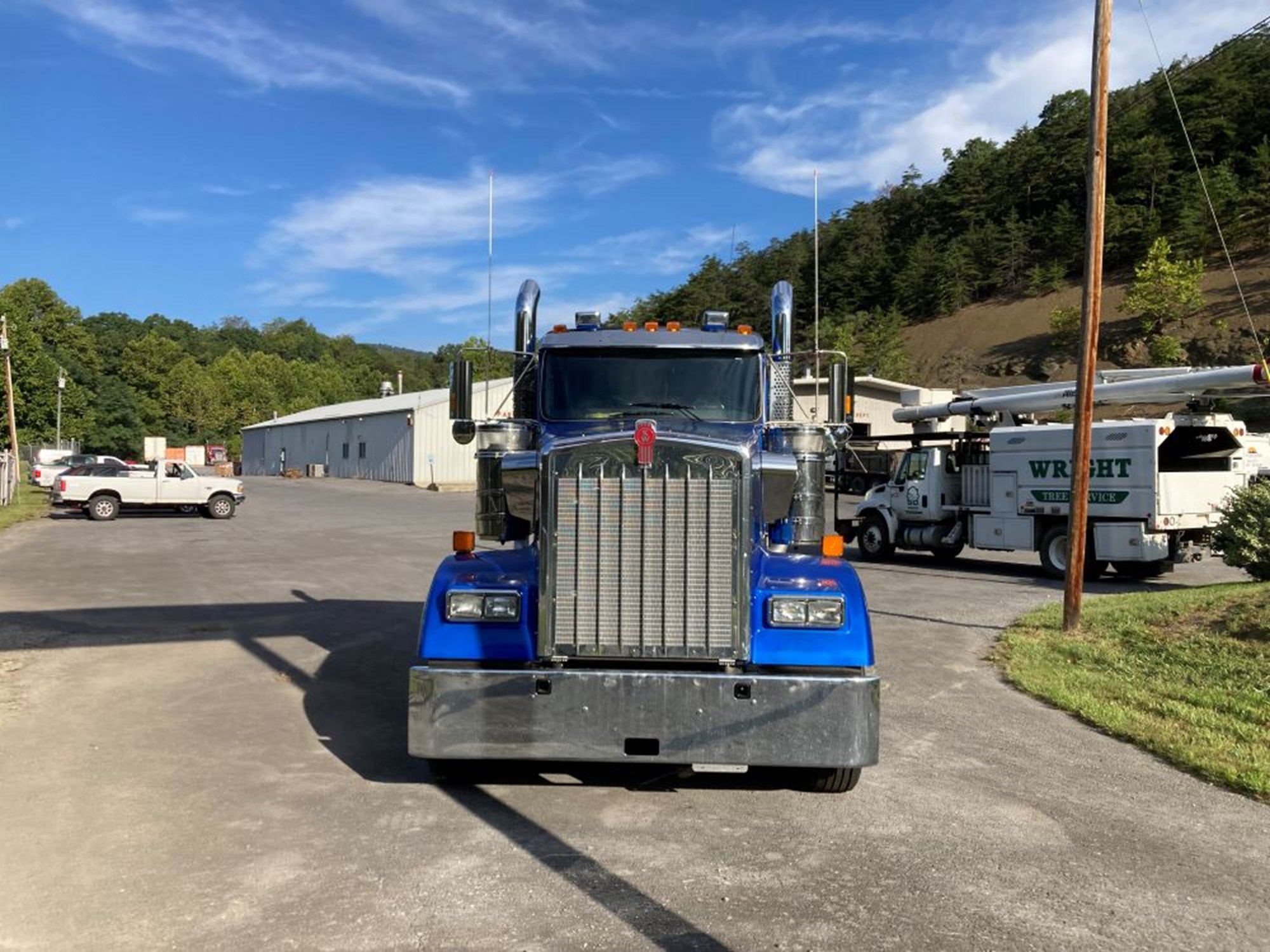 2027 Kenworth W900L 2027 Kenworth W900L - image 4 of 5