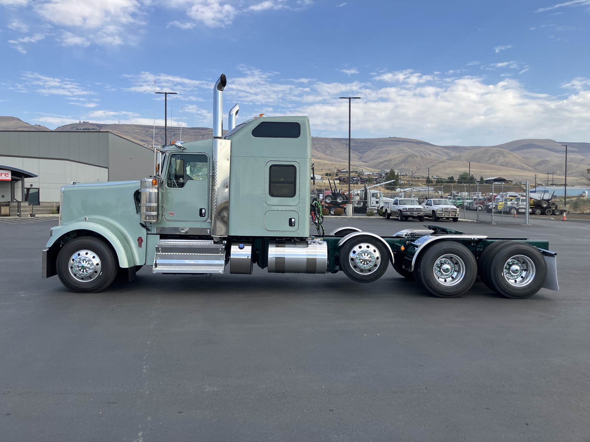 2027 Kenworth W900B 2027 Kenworth W900B - image 4 of 6