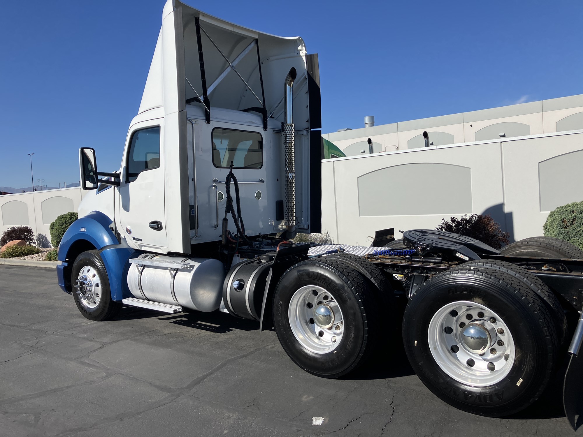 2016 Kenworth T680 2016 Kenworth T680 - image 2 of 6