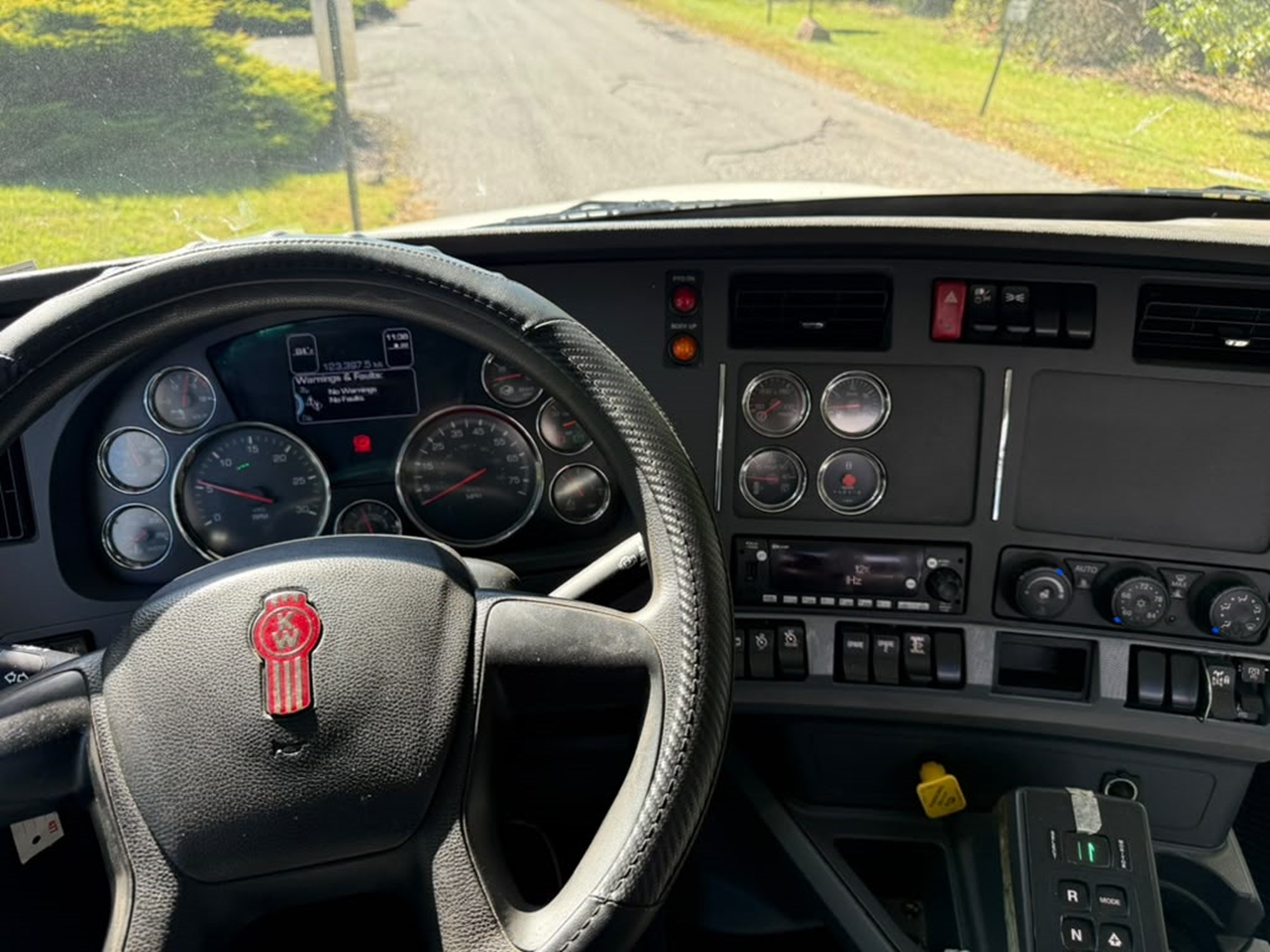 2022 Kenworth T880 2022 Kenworth T880 - image 2 of 6