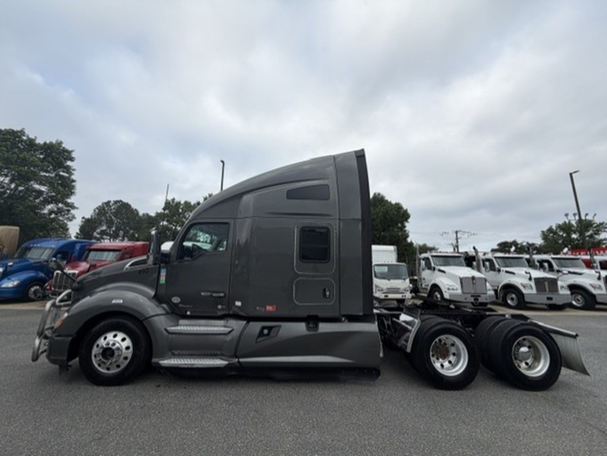 2022 Kenworth T680 2022 Kenworth T680 - image 1 of 6