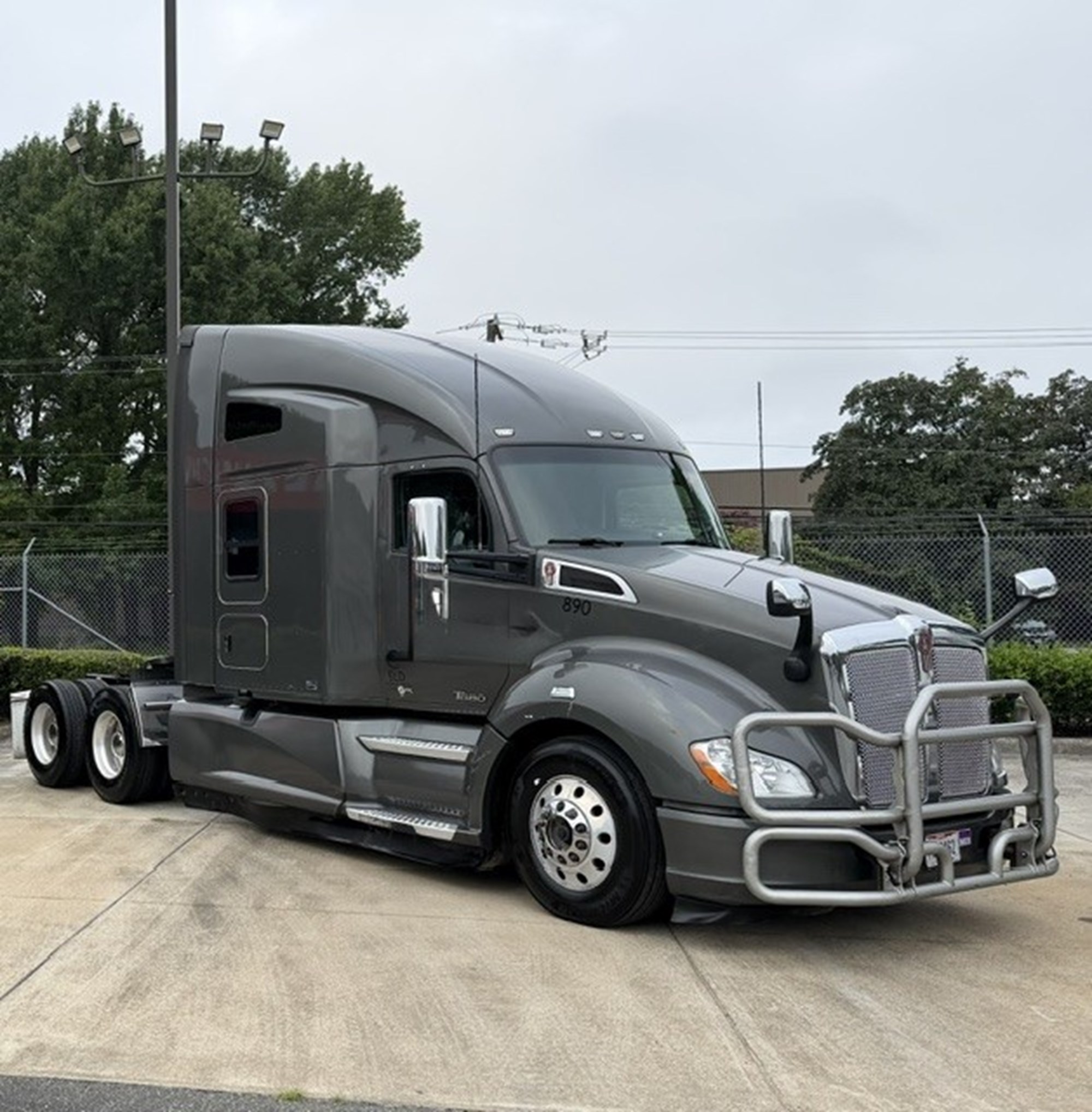 2022 Kenworth T680 2022 Kenworth T680 - image 2 of 6