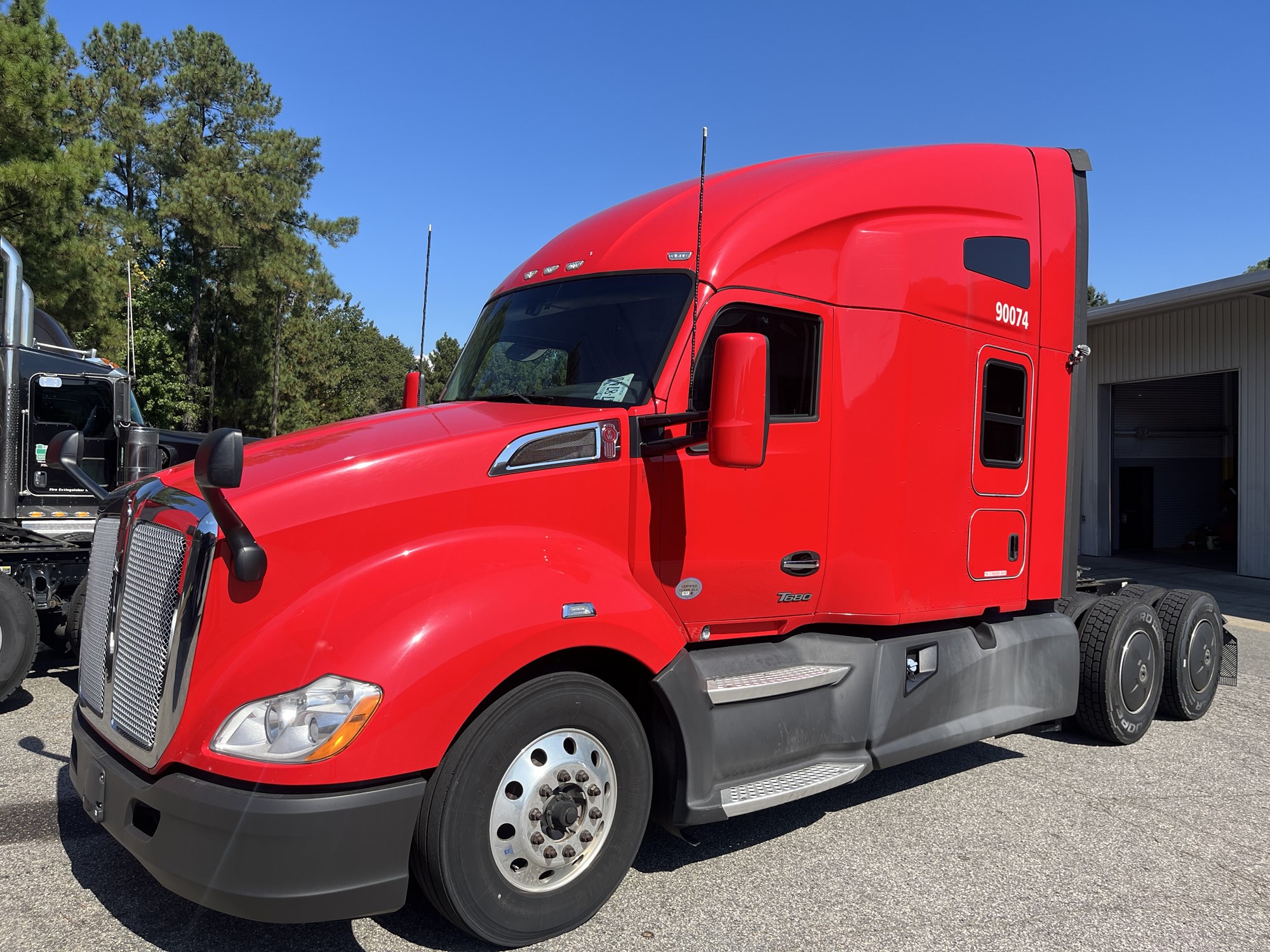 2022 Kenworth T680 2022 Kenworth T680 - image 1 of 1