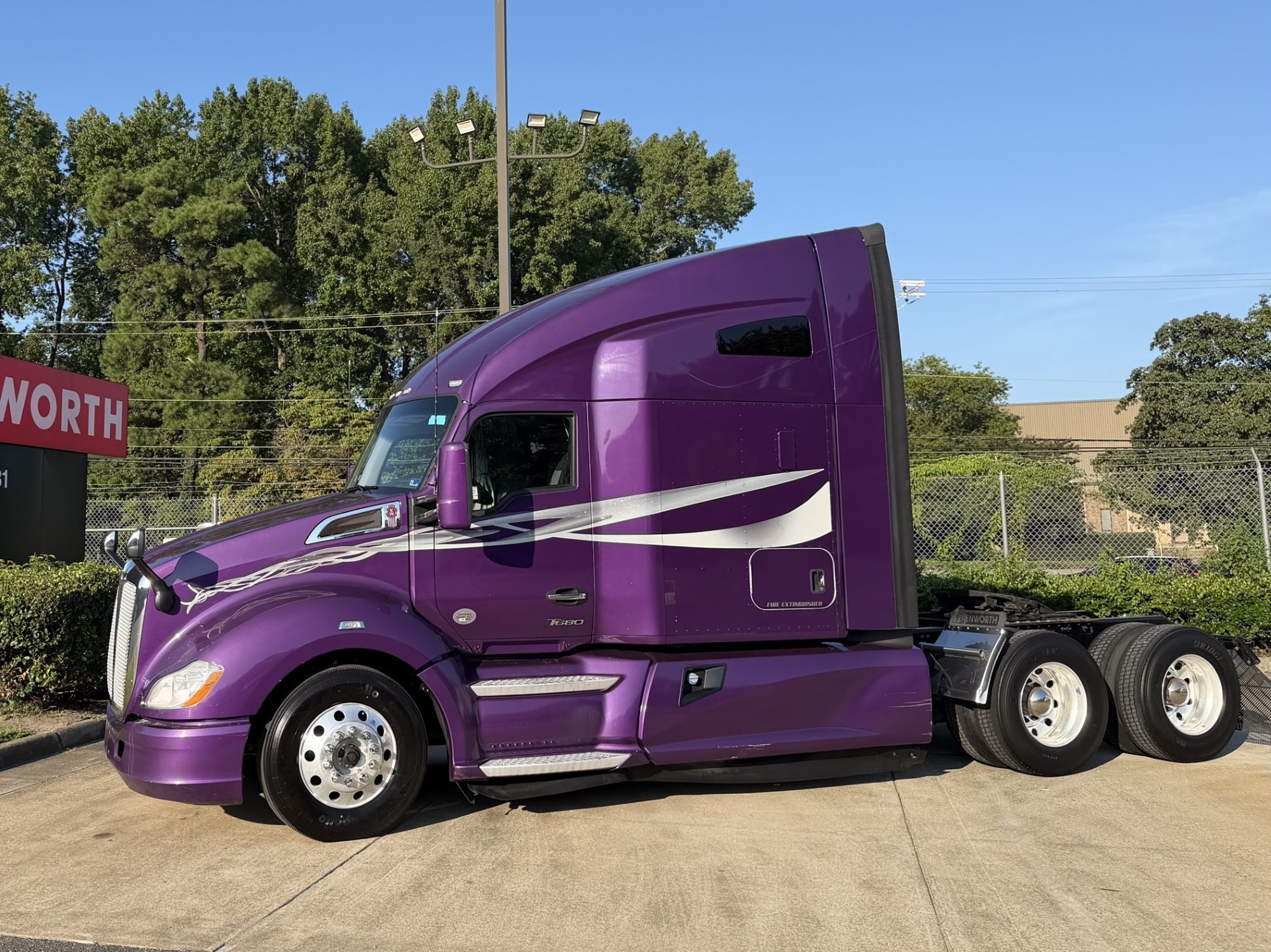 2022 Kenworth T680 2022 Kenworth T680 - image 1 of 5