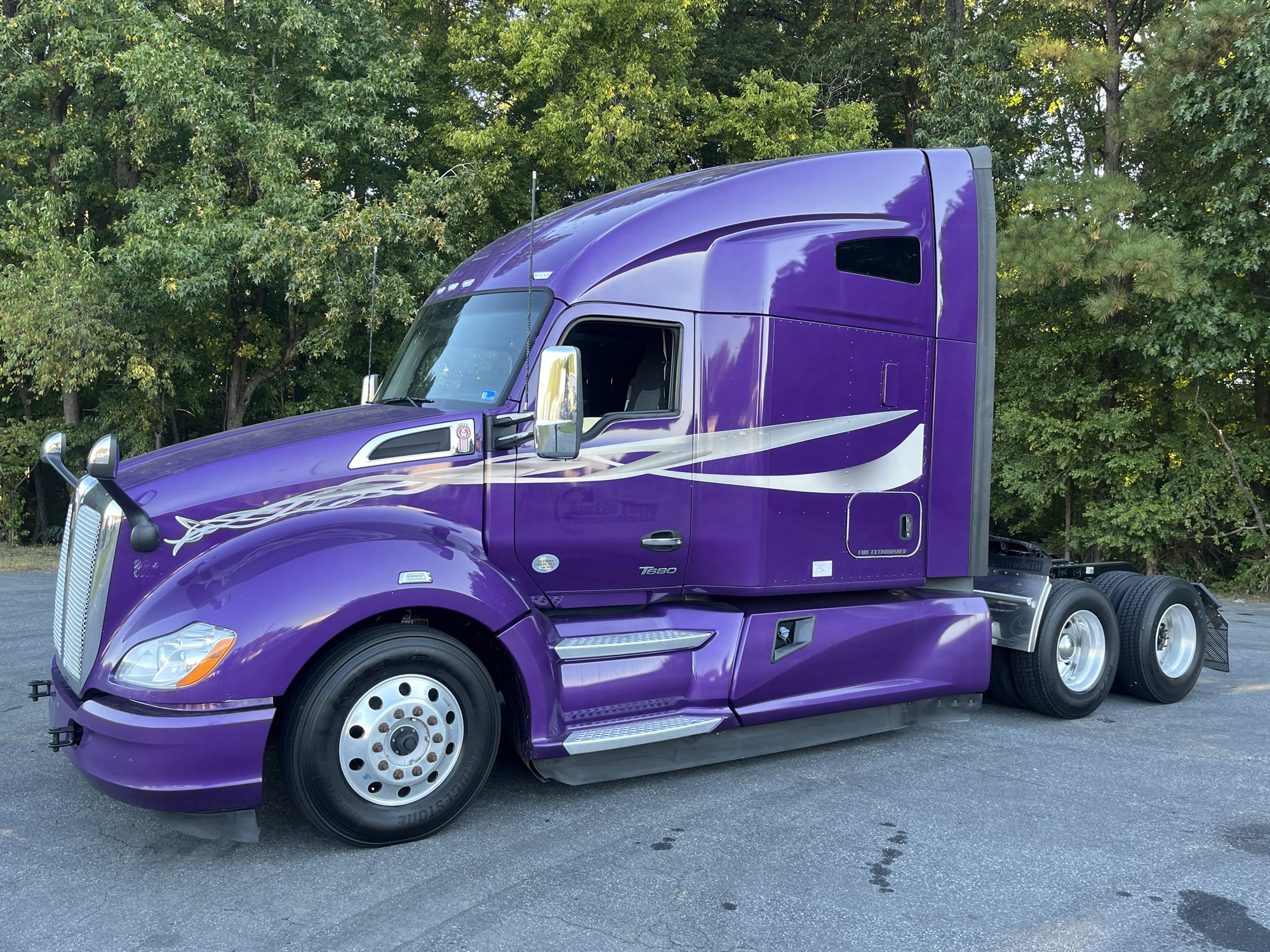2022 Kenworth T680 2022 Kenworth T680 - image 1 of 6