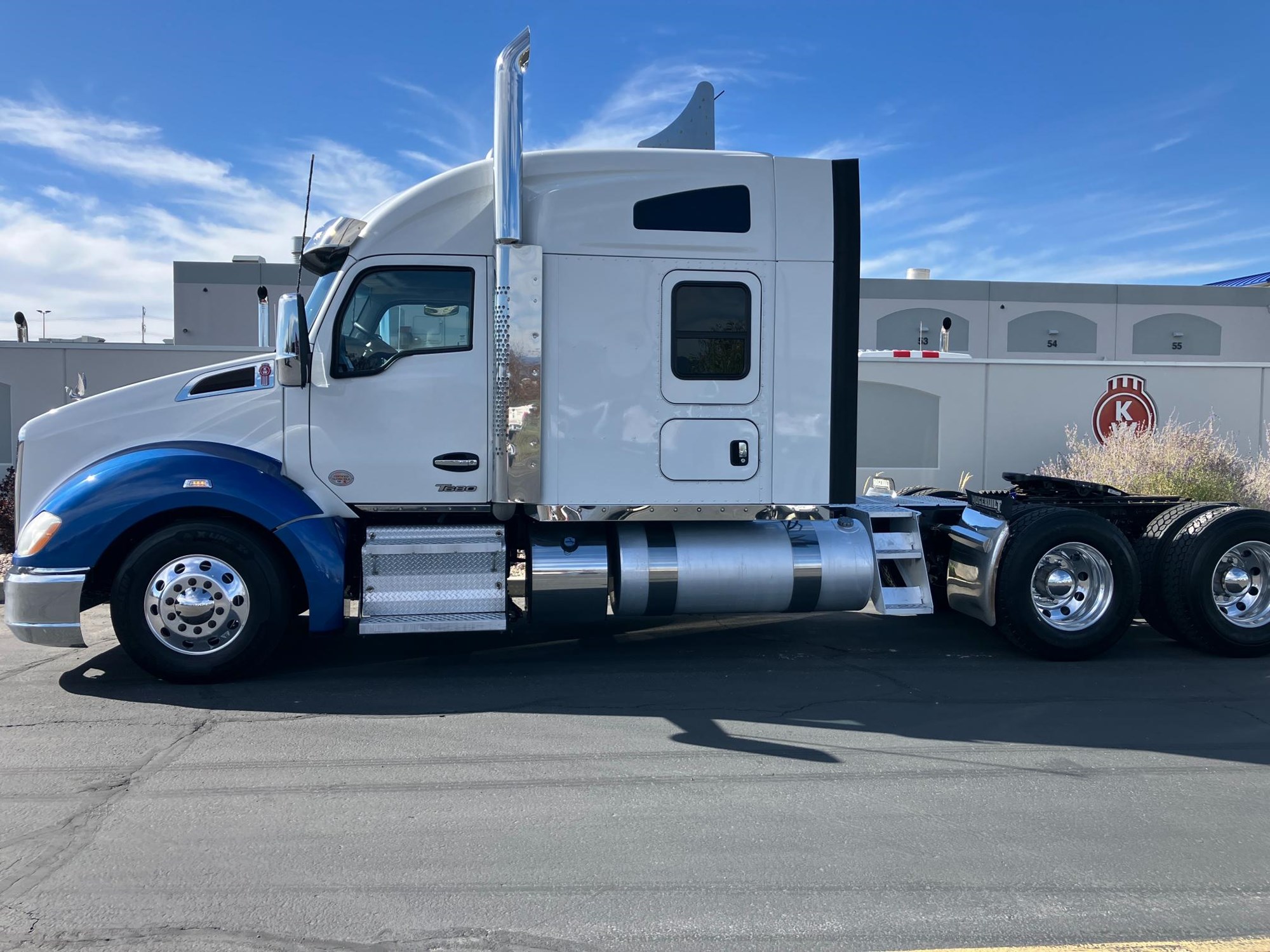 2022 Kenworth T680 2022 Kenworth T680 - image 1 of 6
