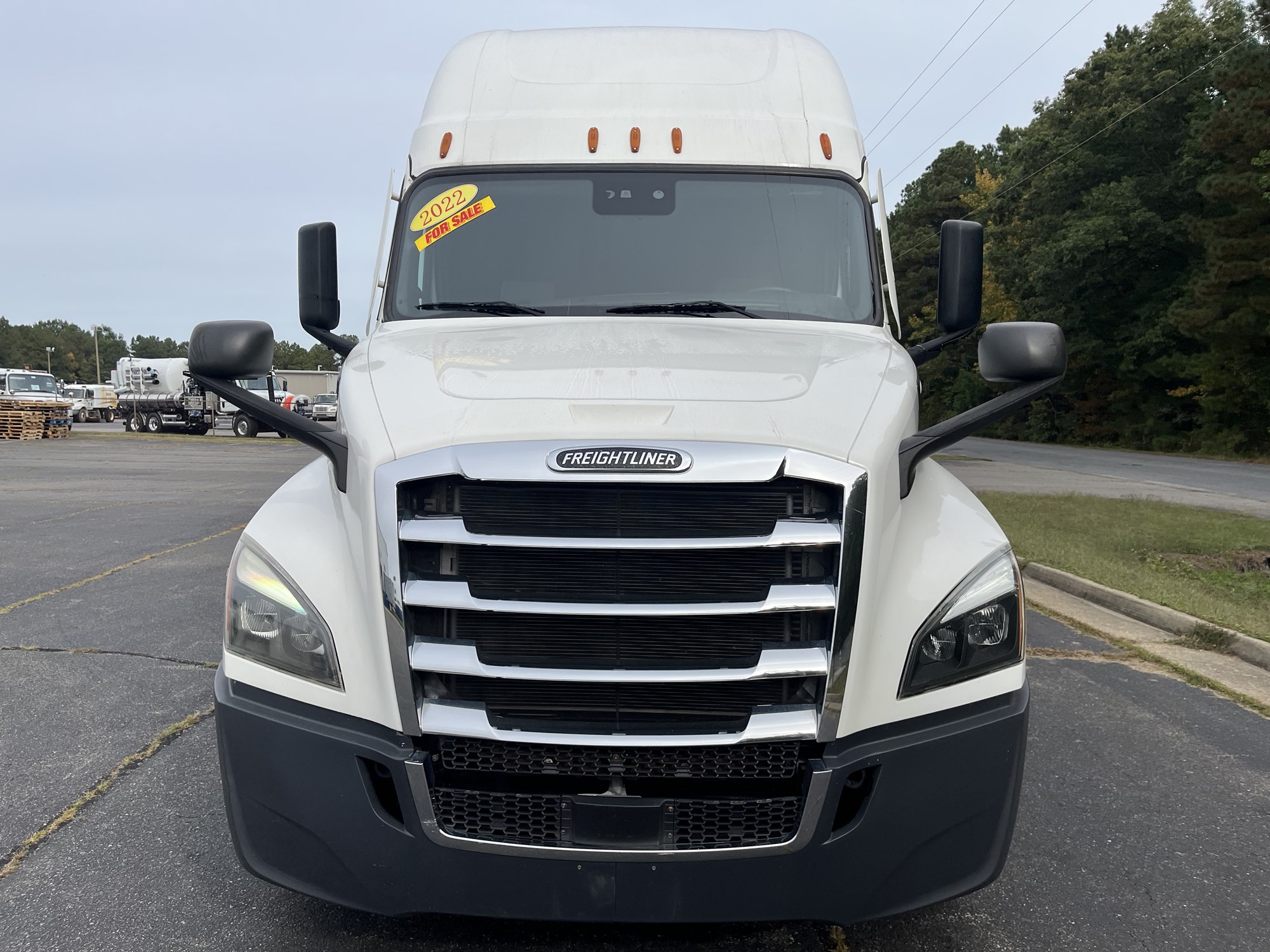 2022 Freightliner Cascadia - image 2 of 6
