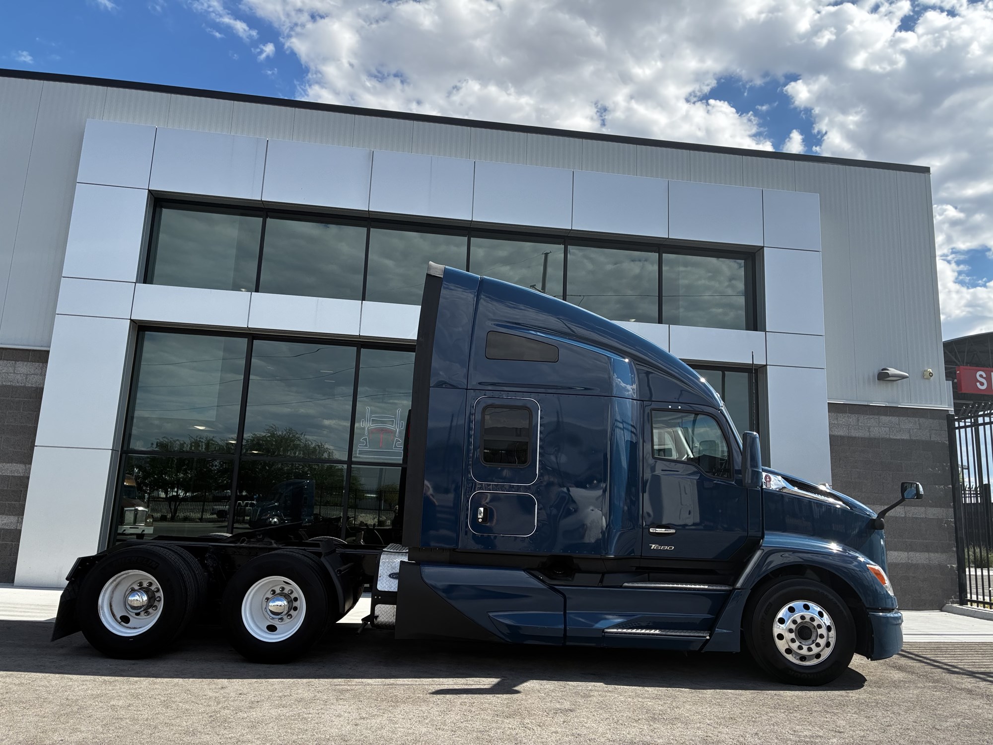 2023 Kenworth T680 Next Gen PJ222250U-02 2023 Kenworth T680 Next Gen PJ222250U-02