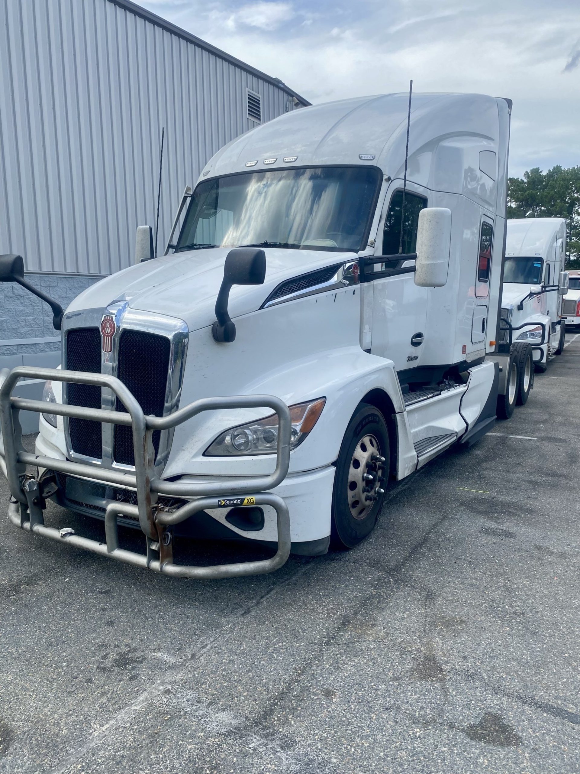 2023 Kenworth T680 2023 Kenworth T680 - image 1 of 2