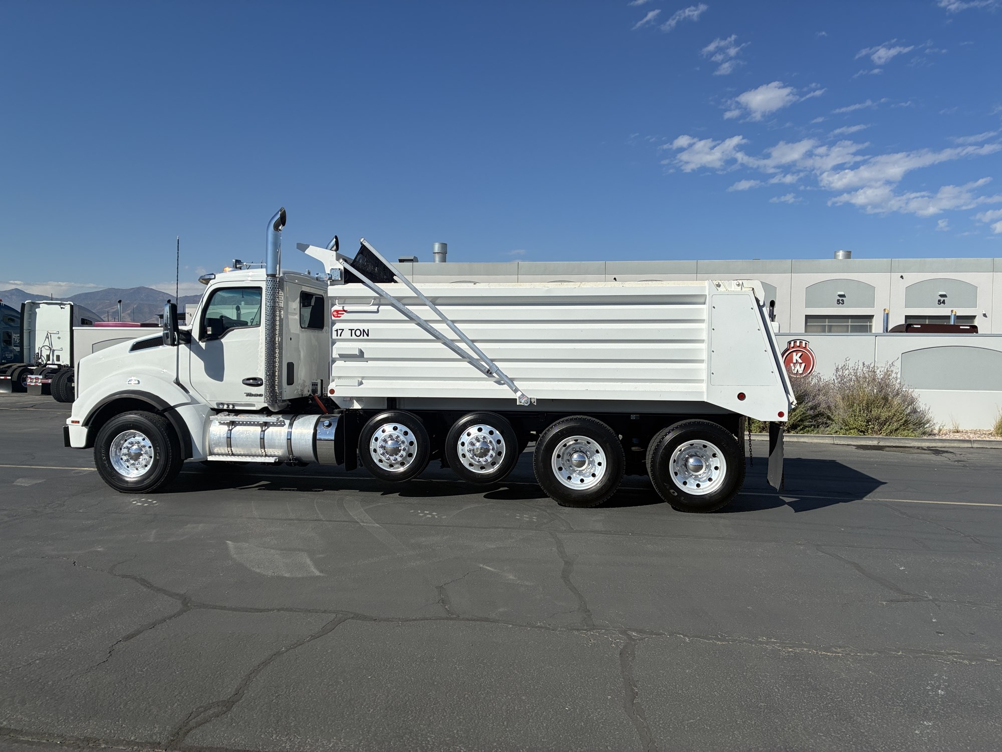 2023 Kenworth T880 2023 Kenworth T880 - image 1 of 6