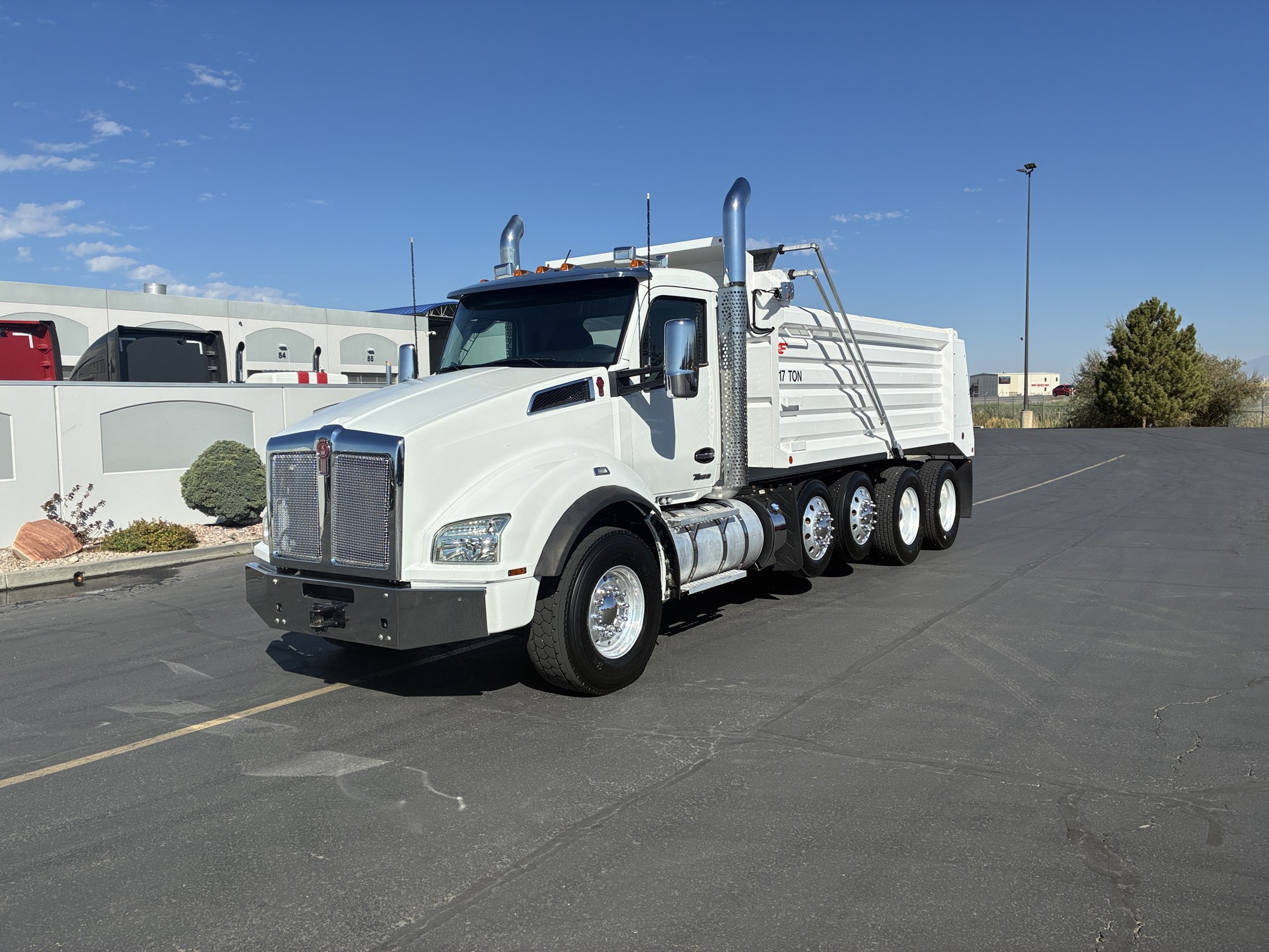 2023 Kenworth T880 2023 Kenworth T880 - image 2 of 6