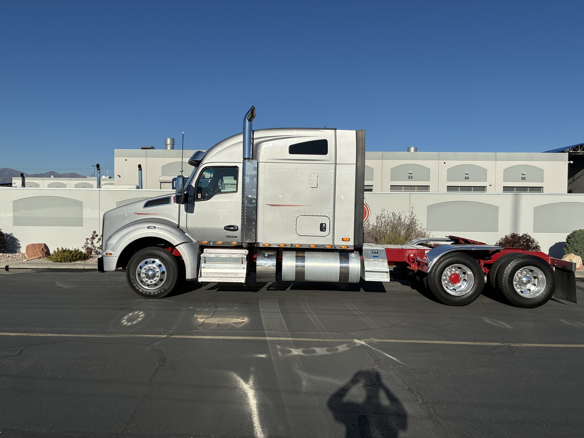 2023 Kenworth T880 2023 Kenworth T880 - image 1 of 6