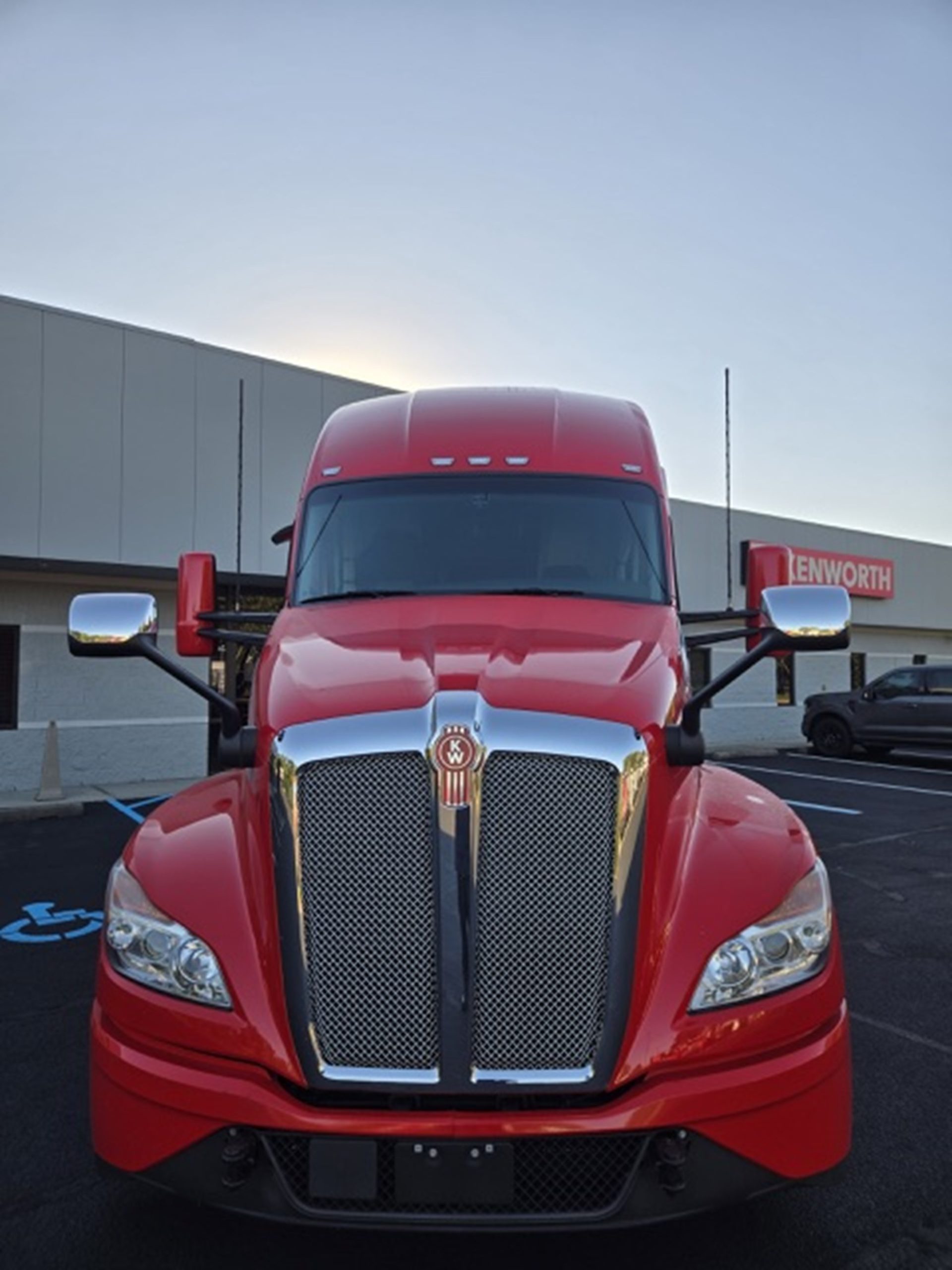2024 Kenworth T680 2024 Kenworth T680 - image 2 of 6