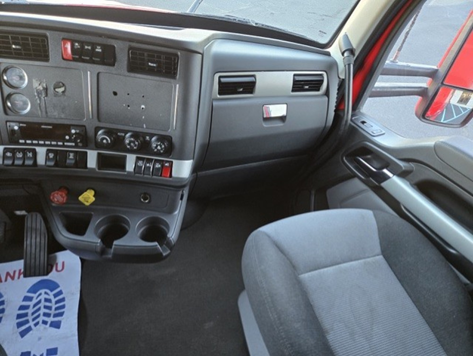 2024 Kenworth T680 2024 Kenworth T680 - image 4 of 6