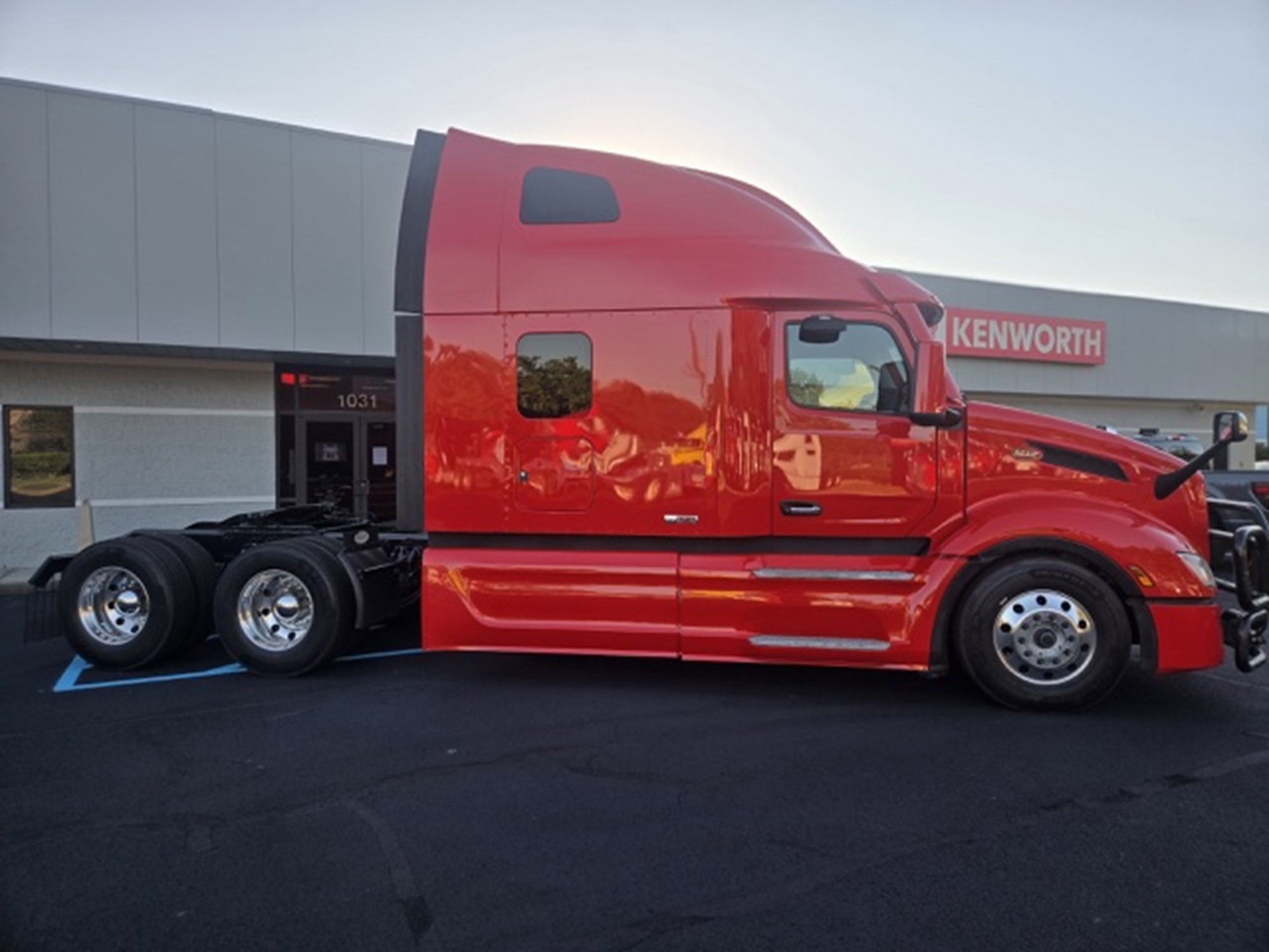 2025 Peterbilt 579 2025 Peterbilt 579 - image 4 of 6