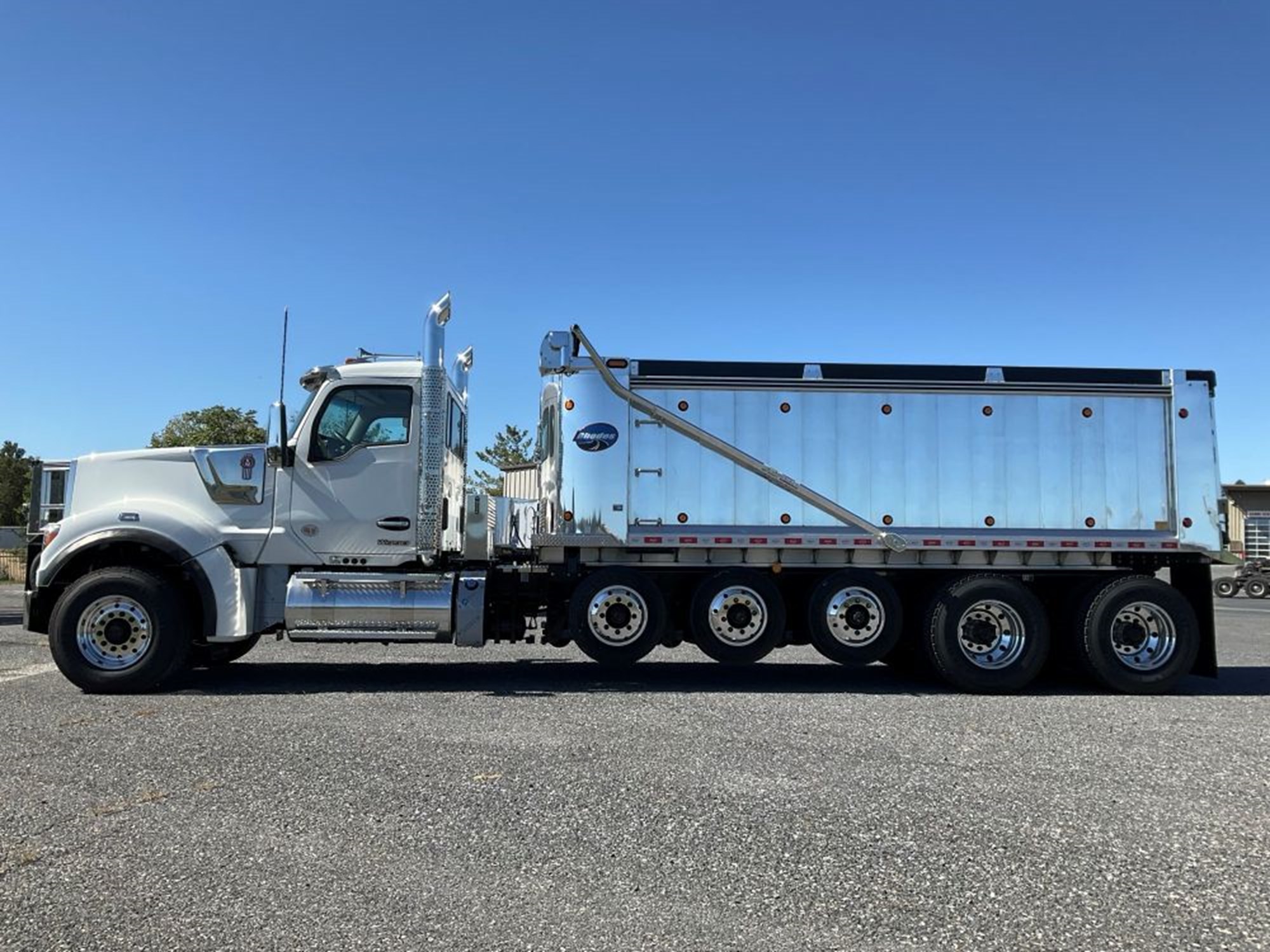 2027 Kenworth W990 - image 2 of 6