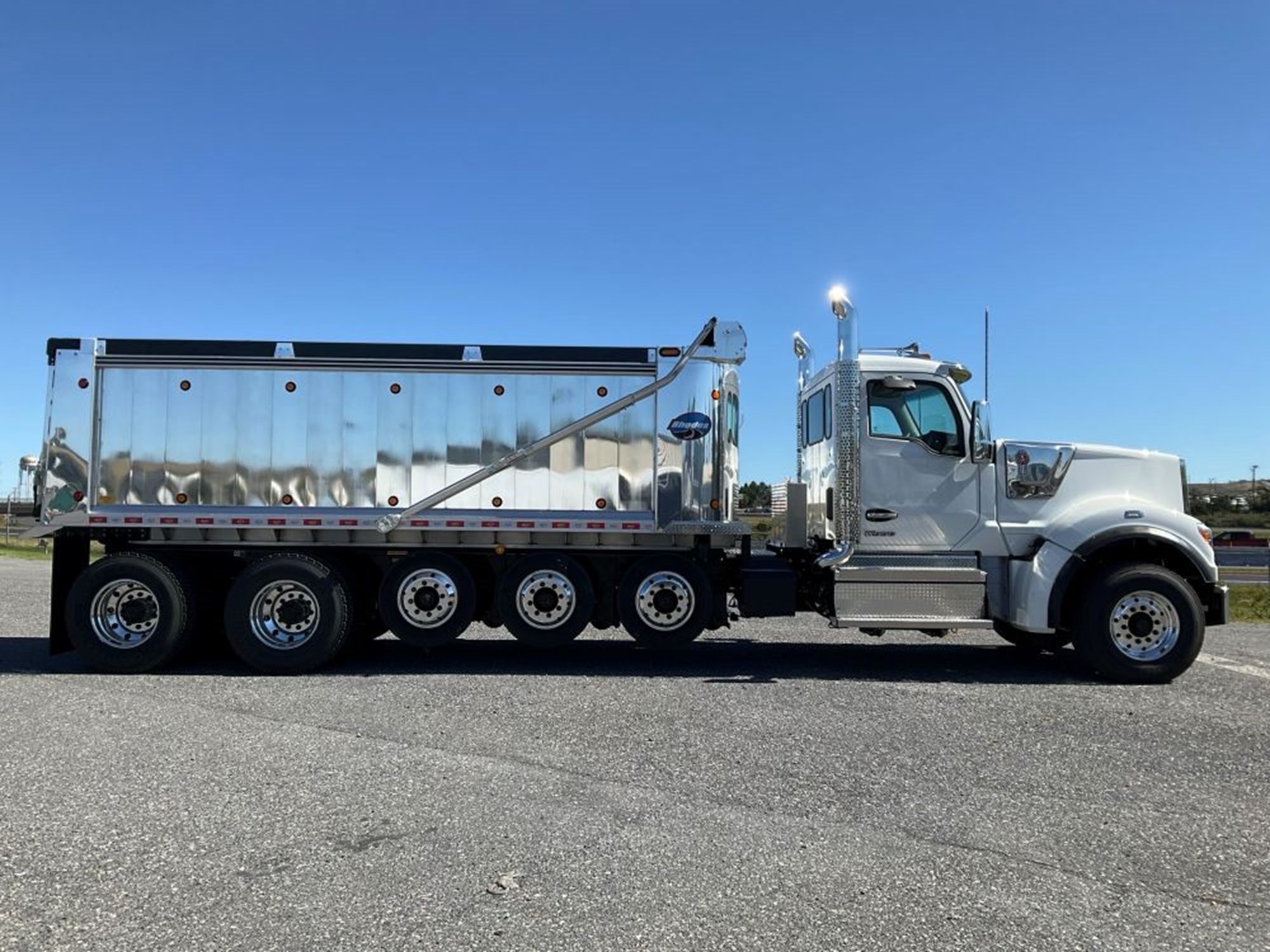 2027 Kenworth W990 - image 5 of 6