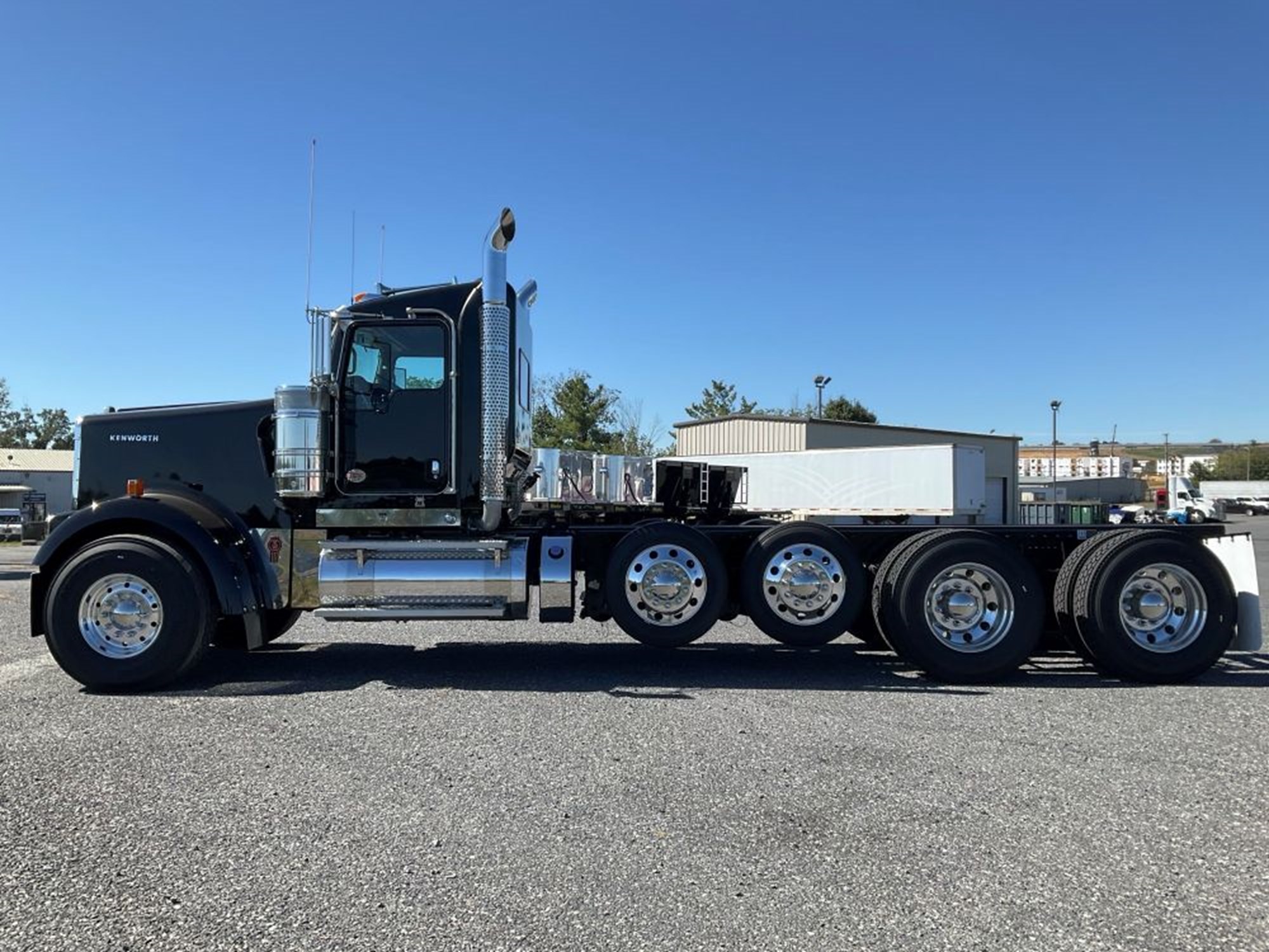 2027 Kenworth W900B 2027 Kenworth W900B - image 2 of 6