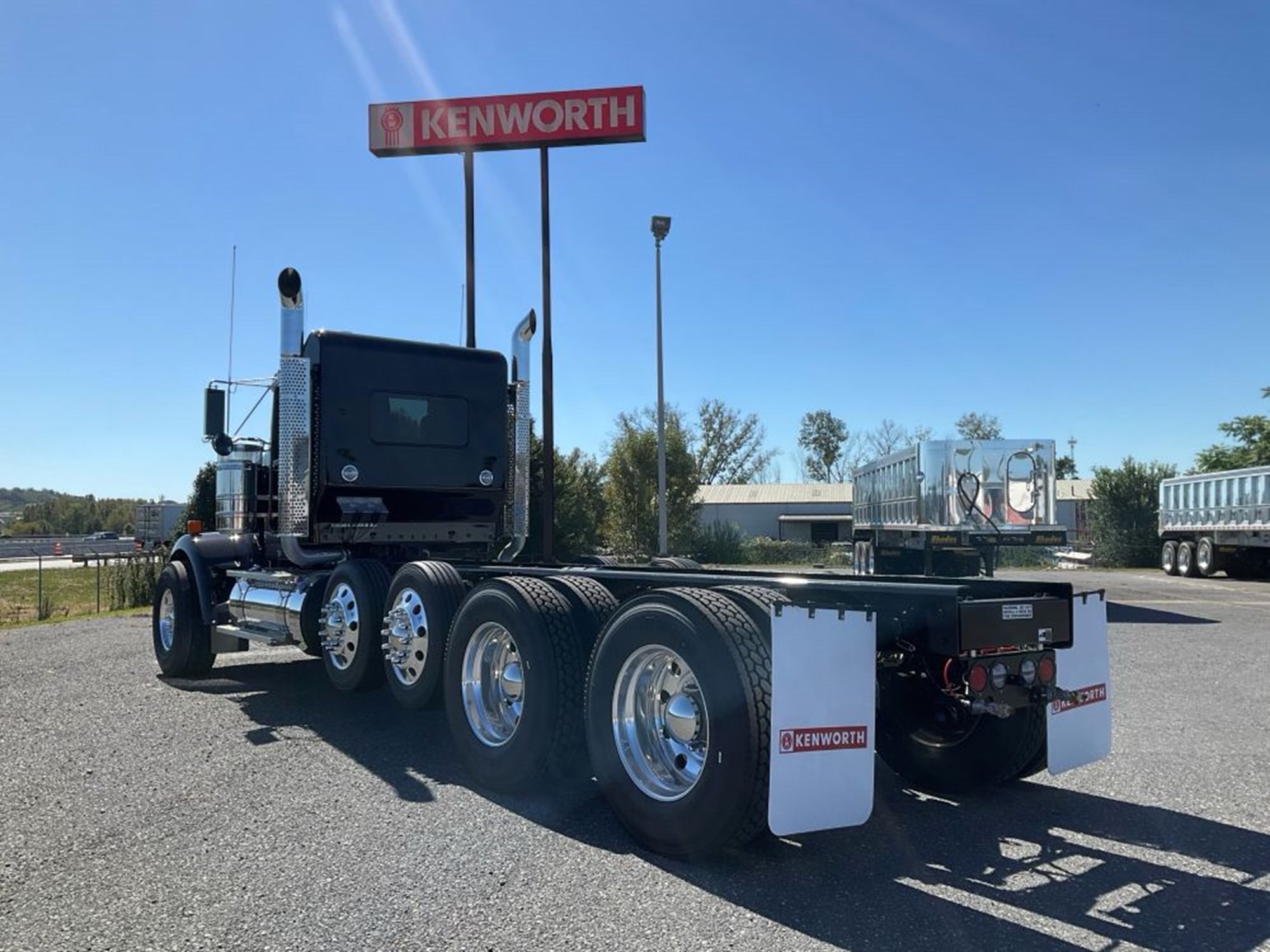 2027 Kenworth W900B 2027 Kenworth W900B - image 4 of 6